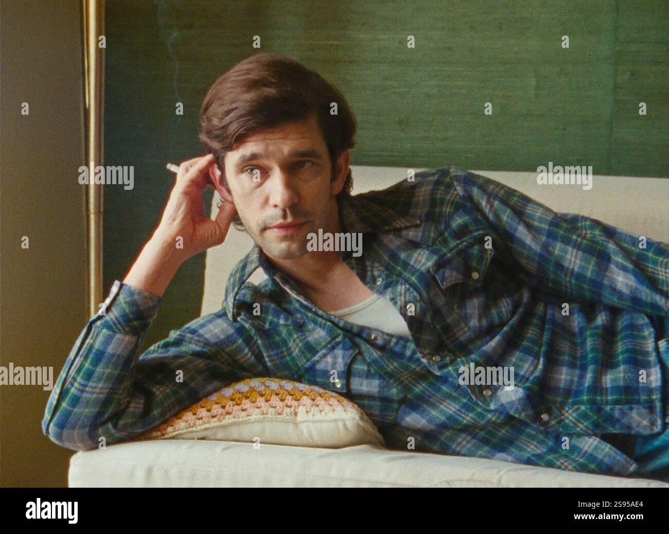 Peter Hujar's Day (2025), diretto da Ira Sachs e interpretato da Ben Whishaw. Ambientato a New York nel 1974, questo intimo dramma ricrea la conversazione di un solo giorno tra l'influente fotografo Peter Hujar e la scrittrice Linda Rosenkrantz, esplorando la vivace scena artistica del centro cittadino e il viaggio personale di un artista. Pubblicità ancora. SOLO PER USO EDITORIALE. Credito: BFA / per gentile concessione del Sundance Institute Foto Stock