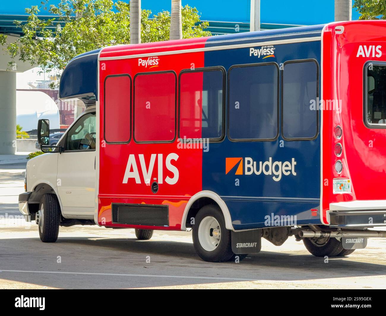 Miami, Florida, Stati Uniti - 4 gennaio 2024: Veicolo utilizzato dalle società di noleggio auto Avis e budget per trasportare passeggeri da e verso il deposito di noleggio. - Immagine stock catturata con smartphone