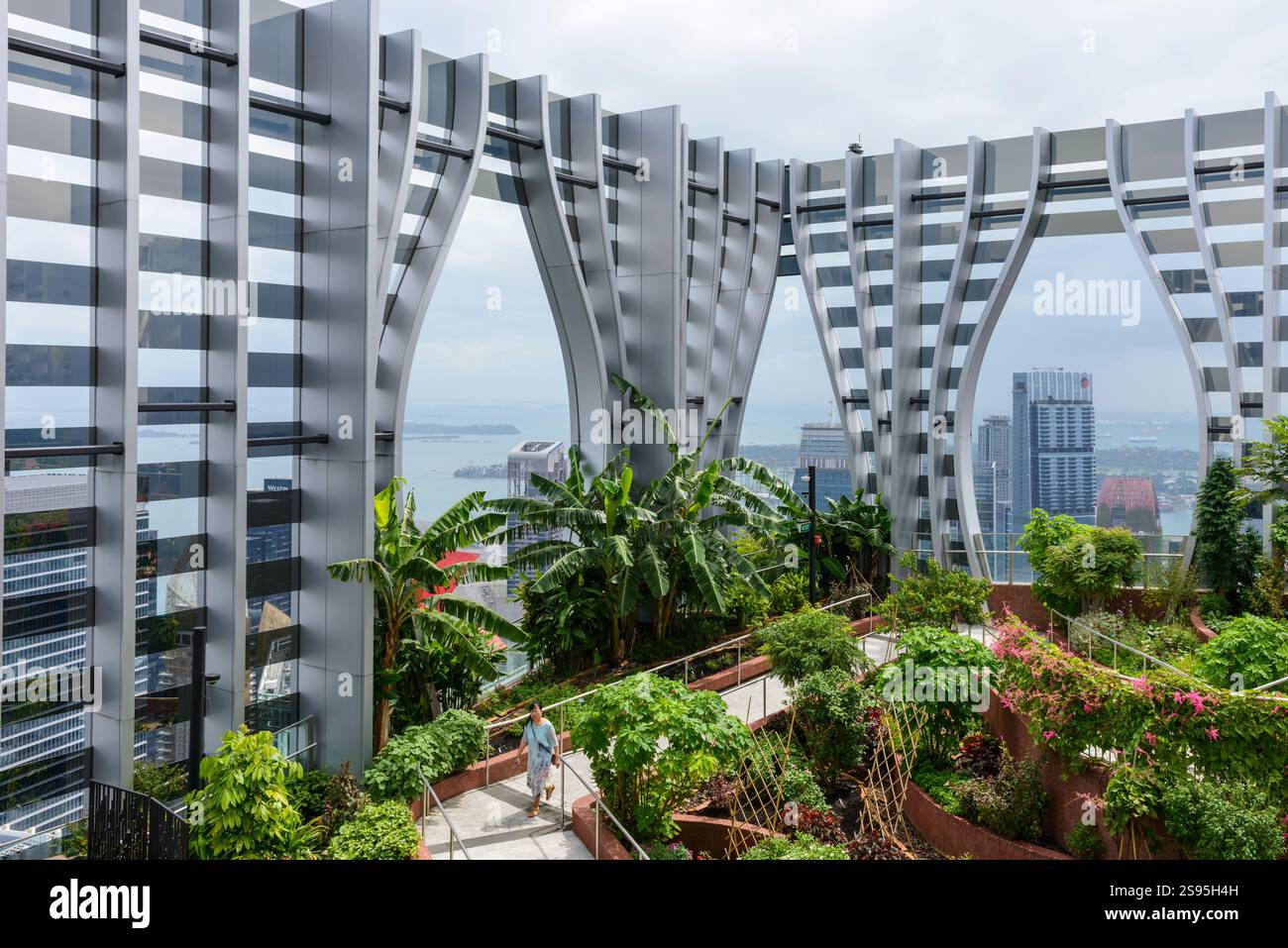 L'edificio CapitaSpring nel centro di Downtown Core, Singapore, Sud-est asiatico Foto Stock