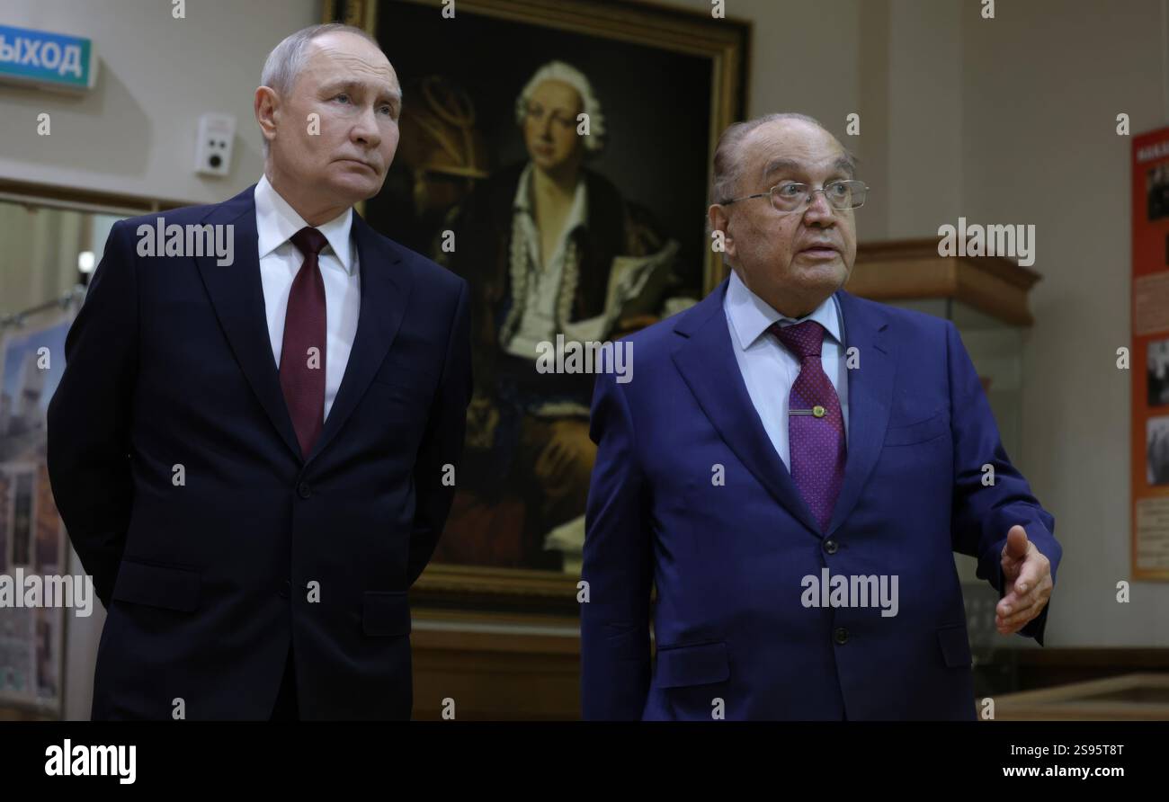 Mosca, Russia. 24 gennaio 2025. Il presidente russo Vladimir Putin, a sinistra, accompagnato dal rettore dell'Università statale di Mosca Viktor Sadovnichy, a destra, visita una mostra al Museo di storia MSU prima di una riunione del Consiglio di amministrazione dell'Università, 24 gennaio 2025 a Mosca, Oblast di Mosca, Russia. Crediti: Gavriil Grigorov/piscina del Cremlino/Alamy Live News Foto Stock