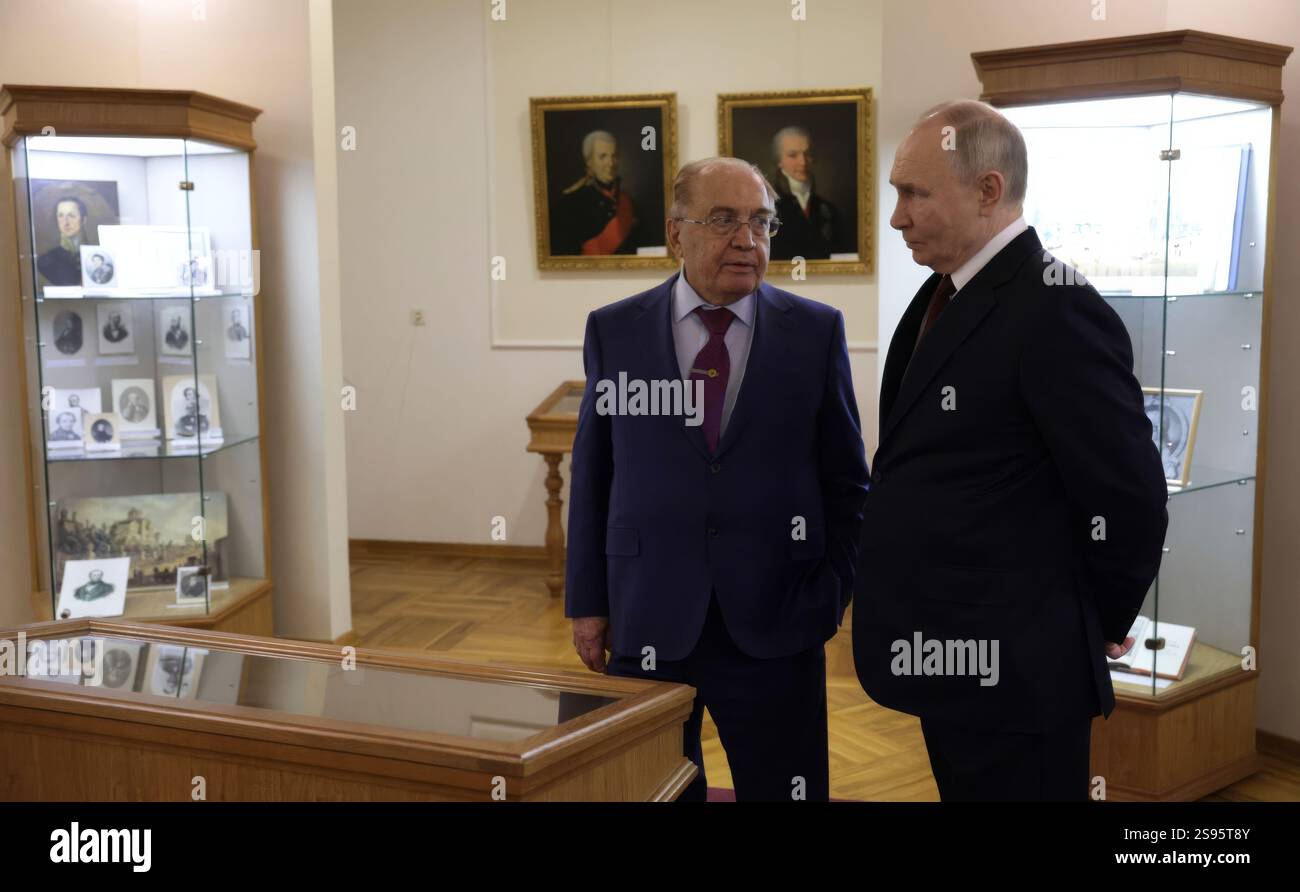 Mosca, Russia. 24 gennaio 2025. Il presidente russo Vladimir Putin, a destra, accompagnato dal rettore dell'Università statale di Mosca Viktor Sadovnichy, a sinistra, visita una mostra al Museo di storia MSU prima di una riunione del Consiglio di amministrazione dell'Università, 24 gennaio 2025 a Mosca, Oblast di Mosca, Russia. Crediti: Gavriil Grigorov/piscina del Cremlino/Alamy Live News Foto Stock