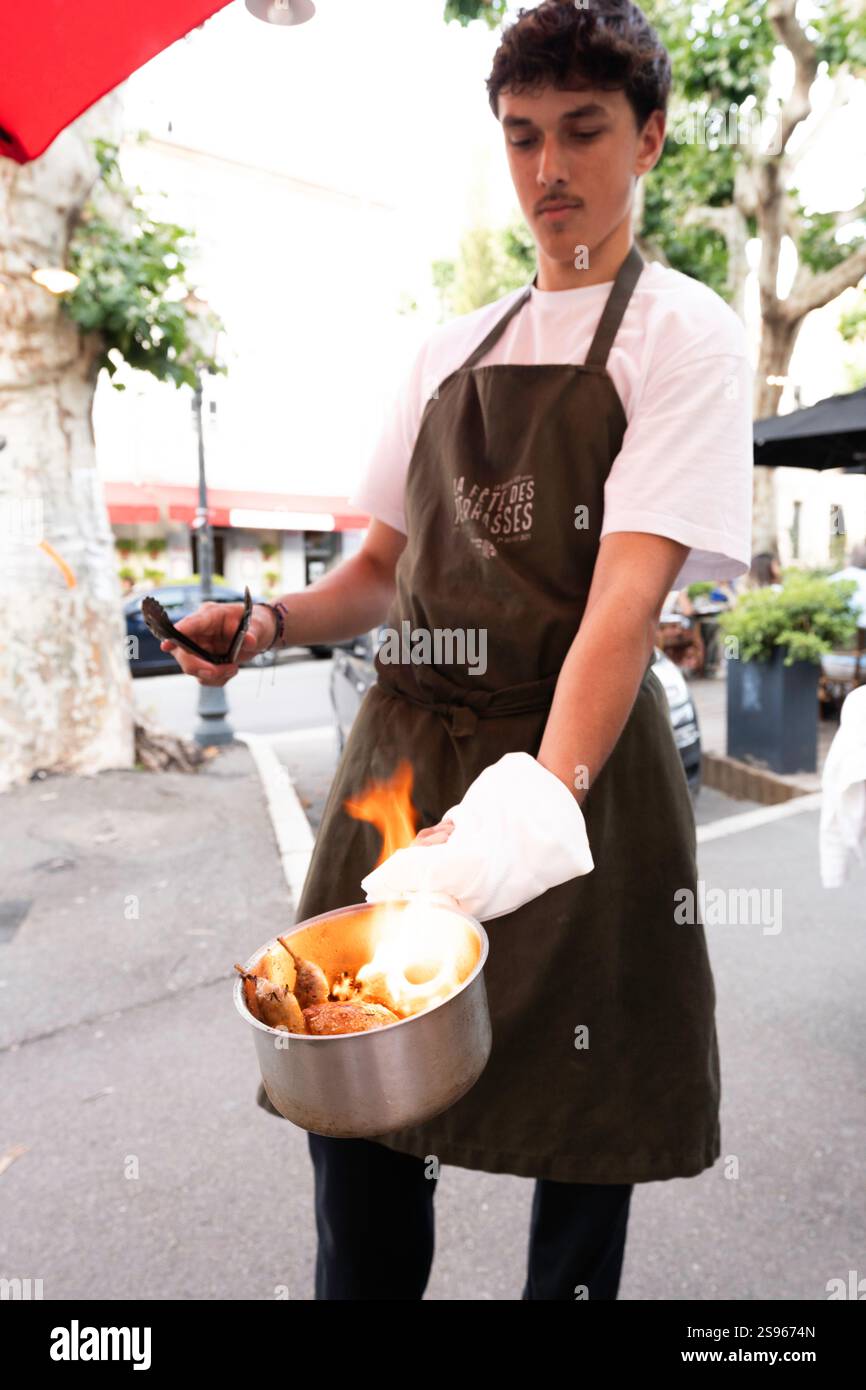 Il cameriere prepara un piatto principale al ristorante Chapeau de Paille, St. Remy, Provenza, Francia, Europa, con stella Michelin Foto Stock