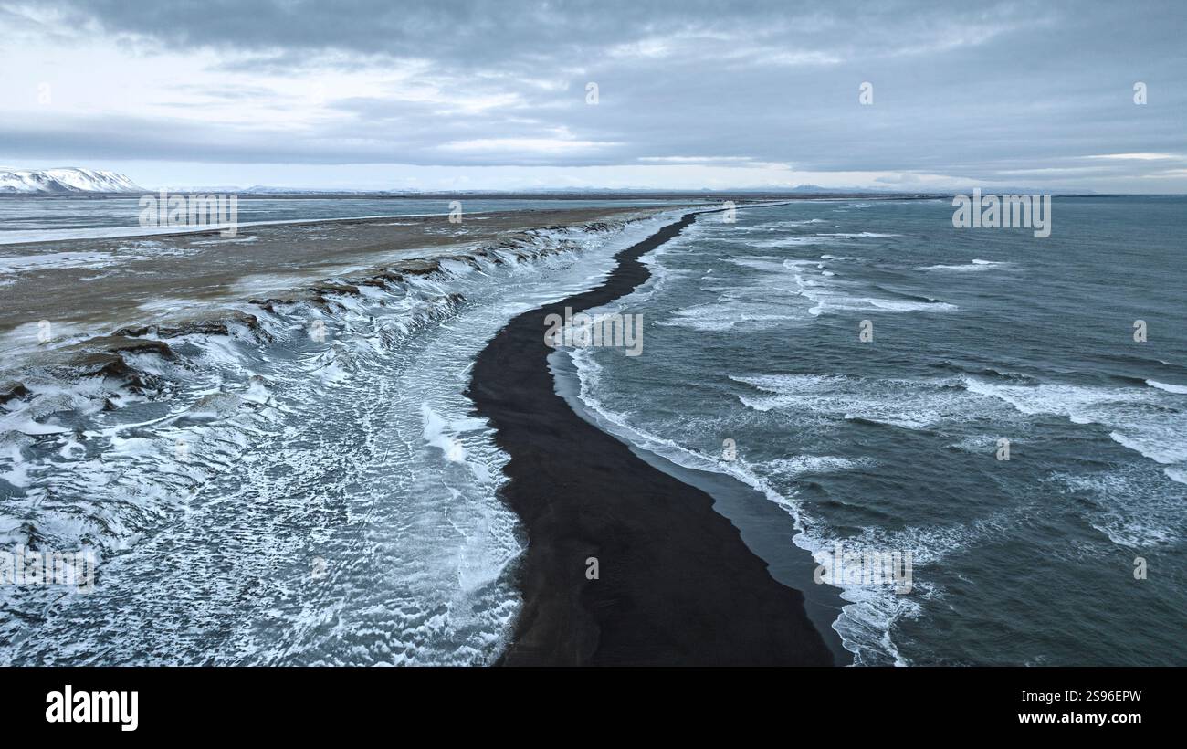 Vista aerea di una spiaggia di sabbia nera vicino a Thorlakshöfn, sulla costa meridionale dell'Islanda Foto Stock