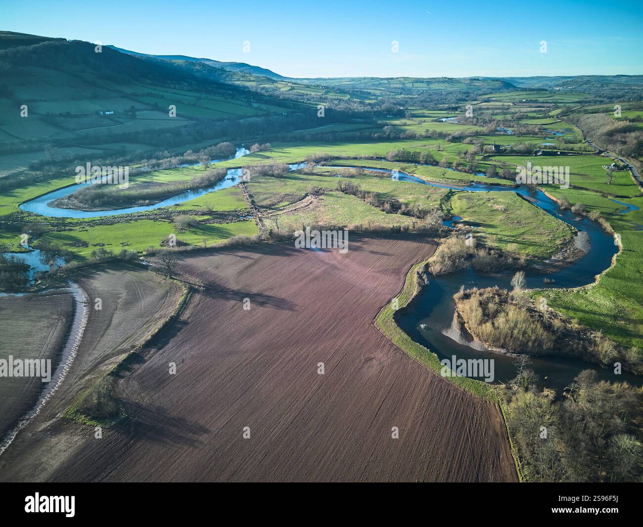 Vista aerea del tortuoso fiume Usk e della sua pianura alluvionale nel Galles centrale Foto Stock