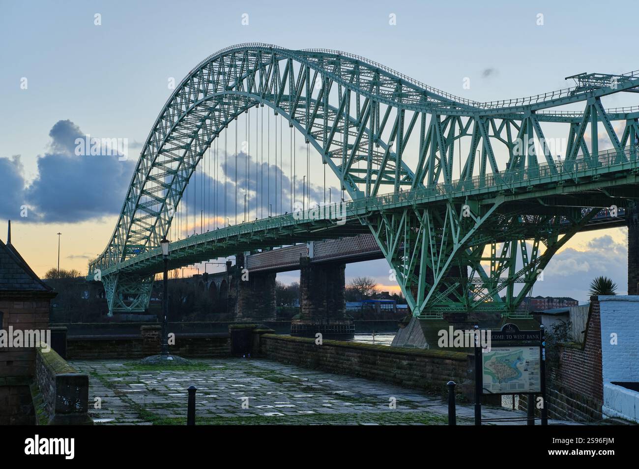 Silver Jubilee Bridge sul fiume Mersey tra Runcorn e Halton, Regno Unito Foto Stock