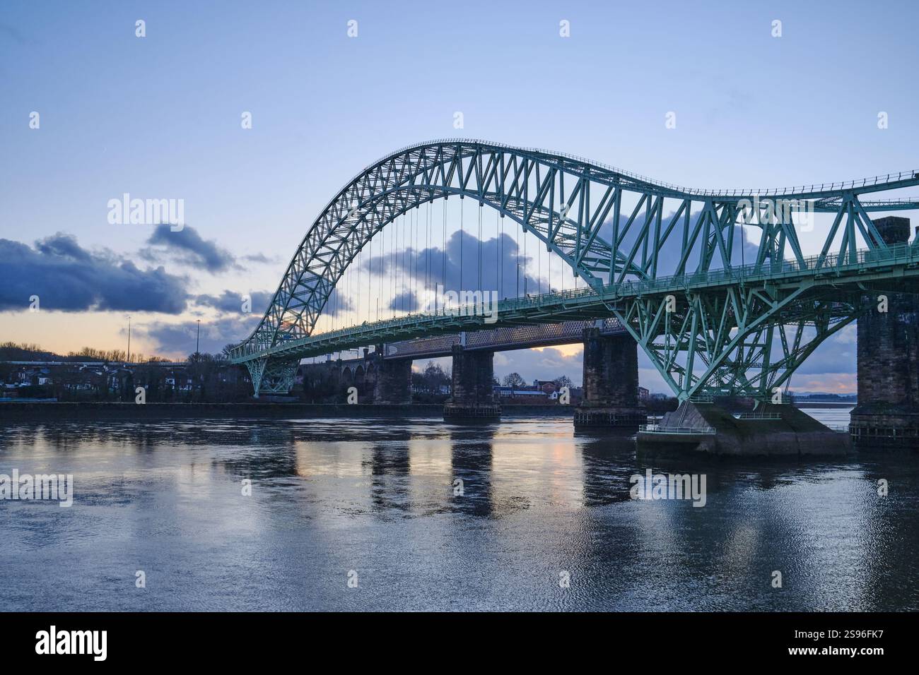 Silver Jubilee Bridge sul fiume Mersey tra Runcorn e Halton, Regno Unito Foto Stock