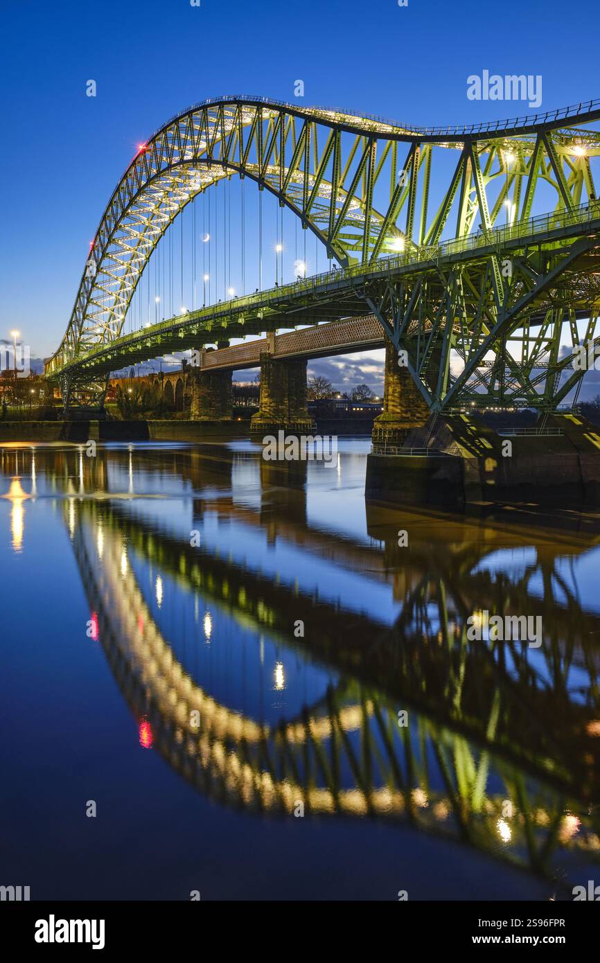 Silver Jubilee Bridge sul fiume Mersey tra Runcorn e Halton, Regno Unito Foto Stock