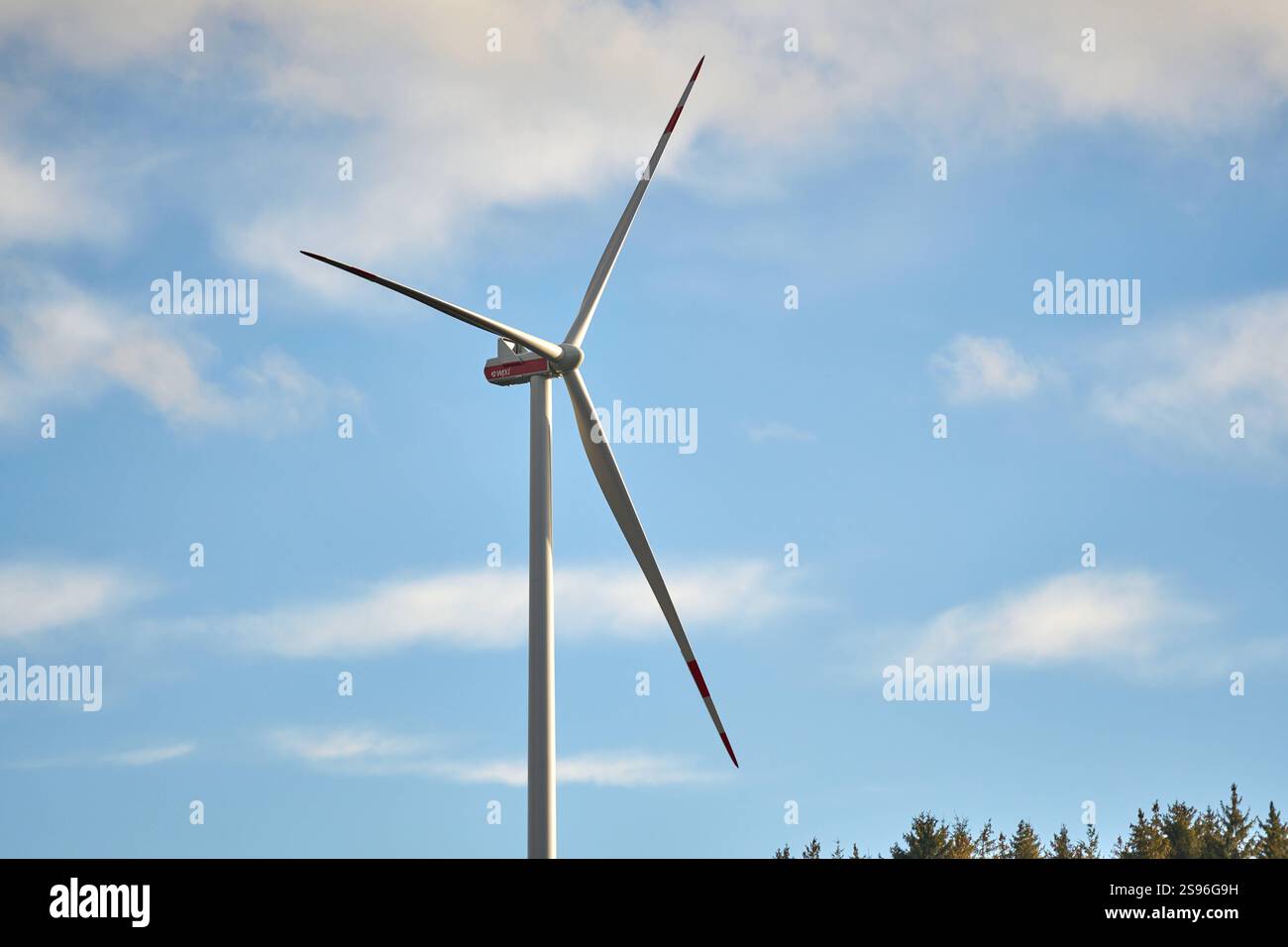 Baden-Württemberg, Germania - 23 gennaio 2025: Una turbina eolica per la produzione di energia. Simbolo delle energie rinnovabili e della transizione energetica *** Ein Windrad zur Stromerzeugung. Symbol für erneuerbare Energien und die Energiewende Foto Stock