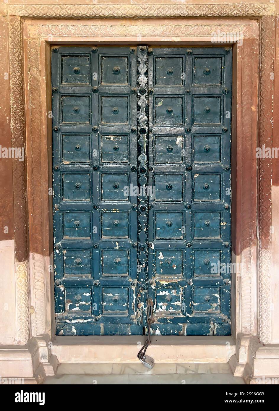 Antica porta in legno con intricate incisioni al forte di Ramnagar, Varanasi, India Foto Stock