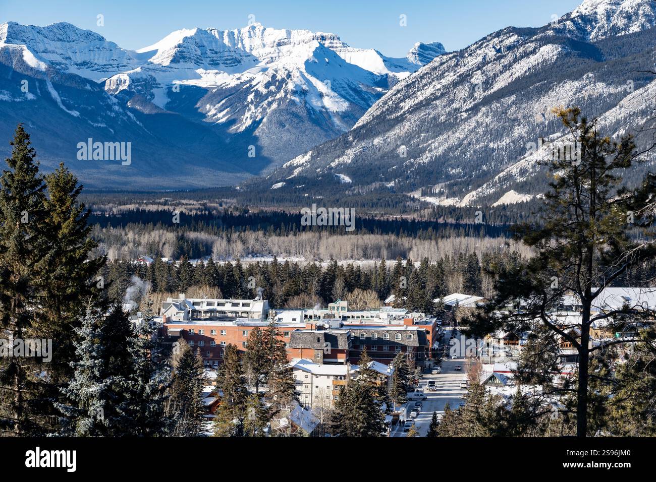 Banff Alberta Canada, 09 gennaio 2025: Popolare destinazione turistica che si affaccia sulle Montagne Rocciose canadesi per i viaggiatori del mondo. Foto Stock