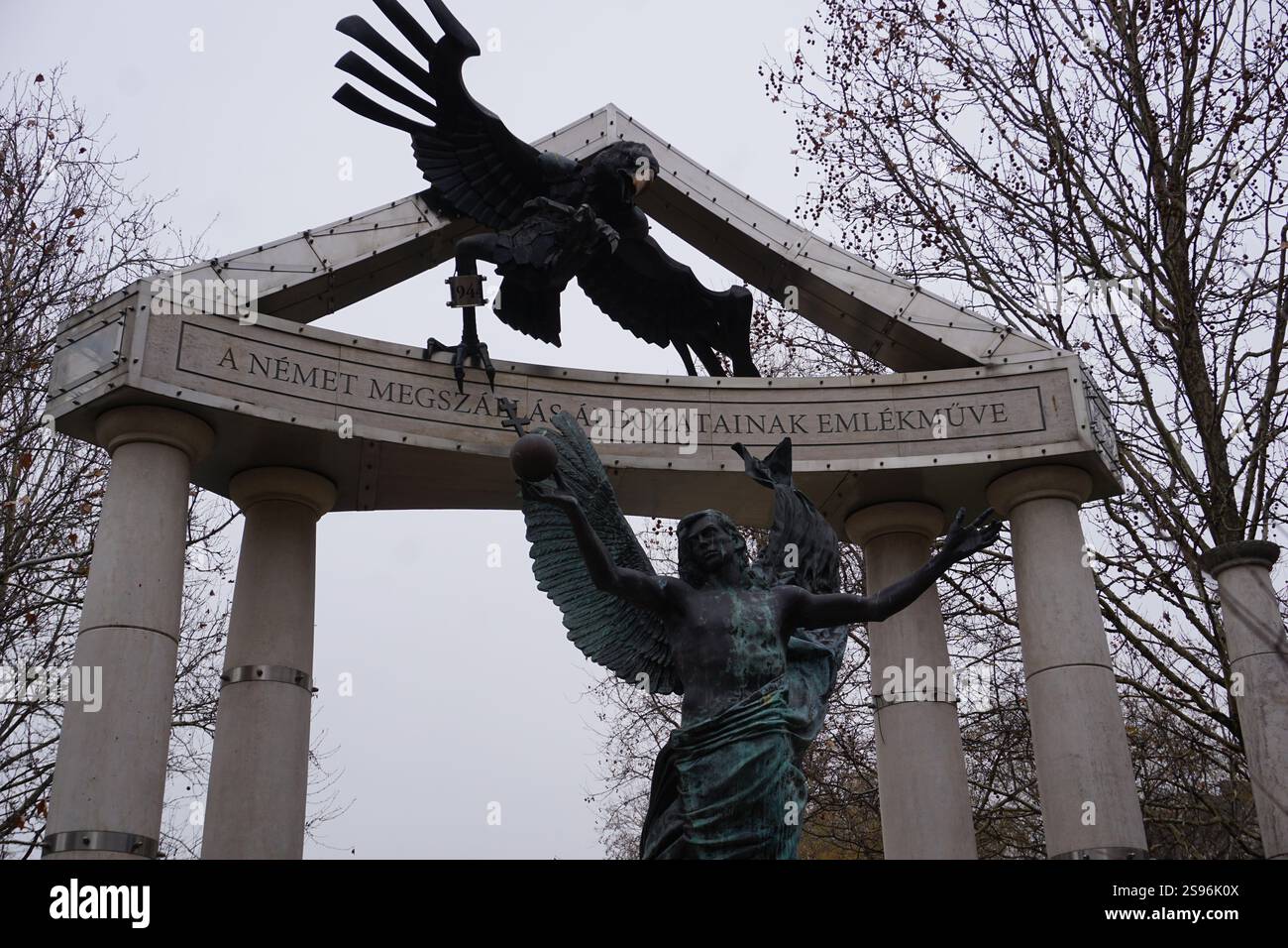 Il Memoriale per le vittime dell'occupazione tedesca in Piazza della libertà, Budapest, Ungheria, mostra l'arcangelo Gabriele per onorare coloro che persero per il fascismo nella seconda guerra mondiale Foto Stock