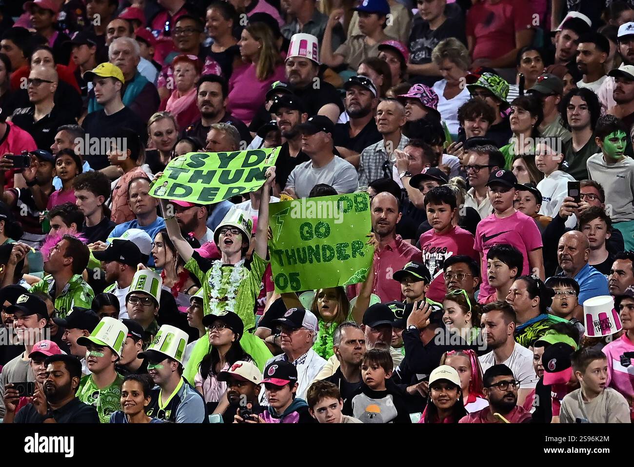 I tifosi hanno dei cartelli per rallegrare le loro squadre durante la partita Challenger tra Sydney Sixers e Sydney Thunder al Sydney Cricket Ground. Punteggio finale Sydney Sixers 151/7 (20 over), Sydney Thunder 157/6 (18,5 over). Credito: SOPA Images Limited/Alamy Live News Foto Stock