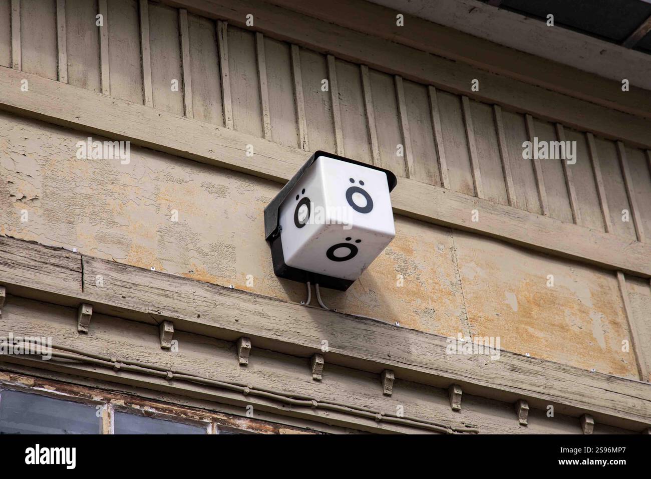 Applique bar Ö a forma di cubo su edificio in legno Linnankatu 7 a Turku, Finlandia Foto Stock