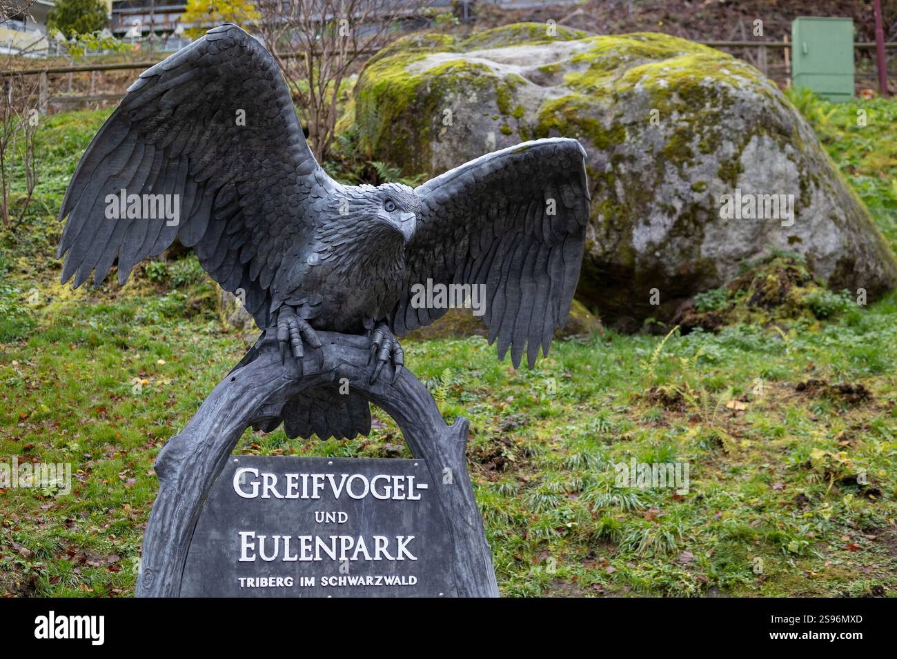 Maestosa statua dell'Aquila in una lussureggiante foresta Foto Stock
