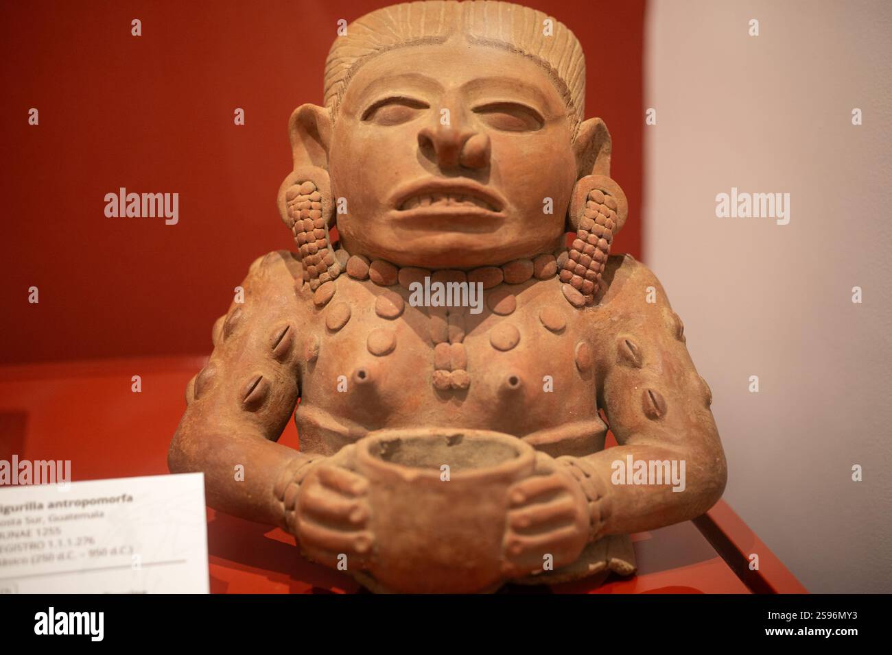 Antico oggetto in ceramica al Museo Nacional di Arte Maya: Archeologia ed Etnologia del Guatemala Foto Stock