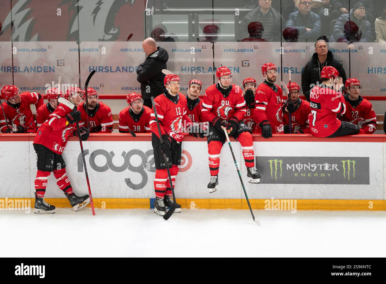Losanna Svizzera, 01 24 2025: La squadra aspetta mentre gli arbitri guardano un video durante il campionato nazionale Losanna HC vs SC Bern, il quarantesimo giorno alla Vaudoise Arena. Foto Stock