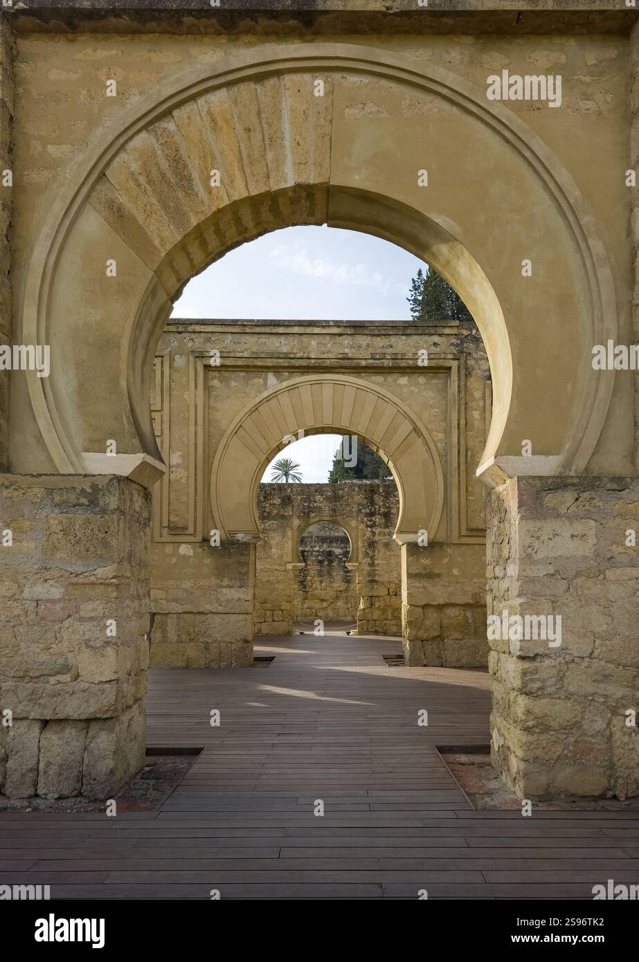 Archi islamici a ferro di cavallo del palazzo reale di Azahara a Cordova, Spagna Foto Stock
