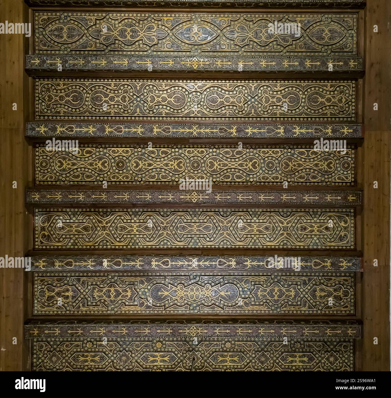 Soffitto con motivi islamici, arabi, scritture, decorato con oro nella Moschea Cattedrale di Cordova Foto Stock