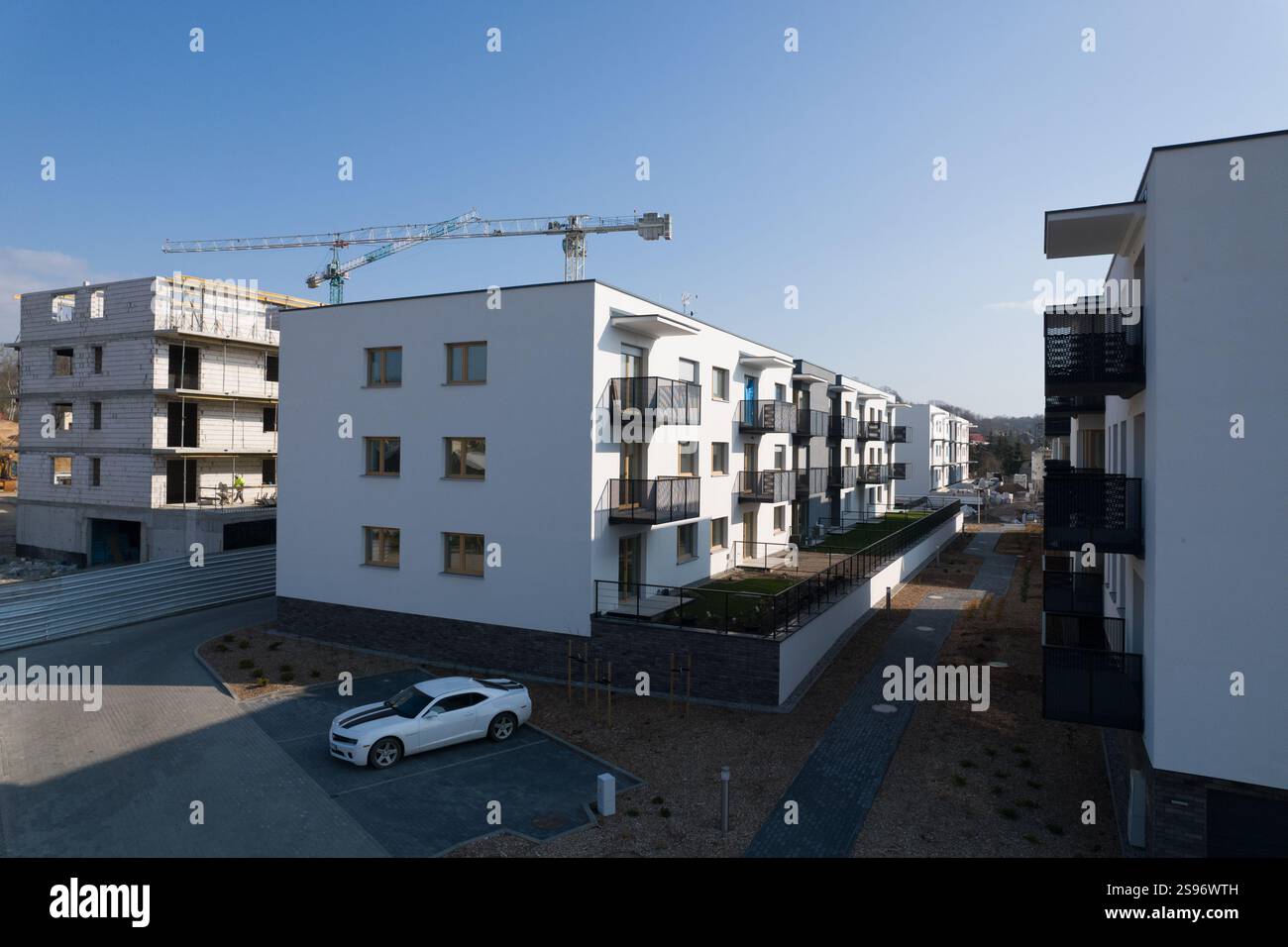 Moderni edifici di appartamenti e cantiere Foto Stock