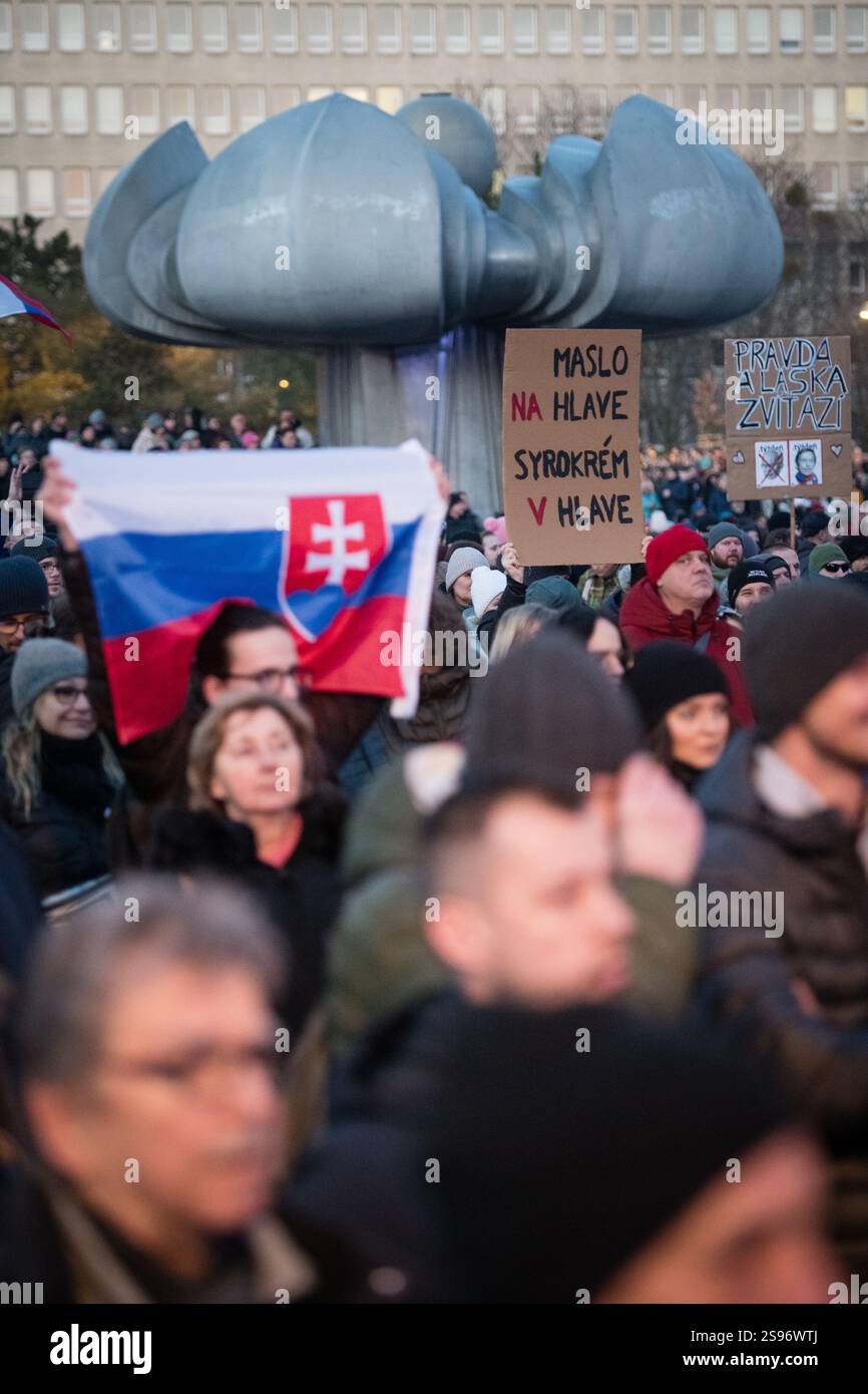 BRATISLAVA, SLOVACCHIA – 24 GENNAIO 2025: La Slovacchia è Europa! Protesta civile contro il governo di Robert Fico e contro la cooperazione con la Russia di Putin. F Foto Stock