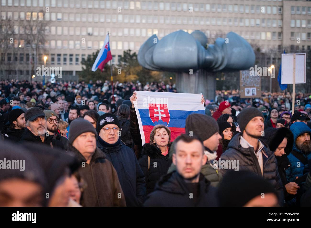 BRATISLAVA, SLOVACCHIA – 24 GENNAIO 2025: La Slovacchia è Europa! Protesta civile contro il governo di Robert Fico e contro la cooperazione con la Russia di Putin. F Foto Stock