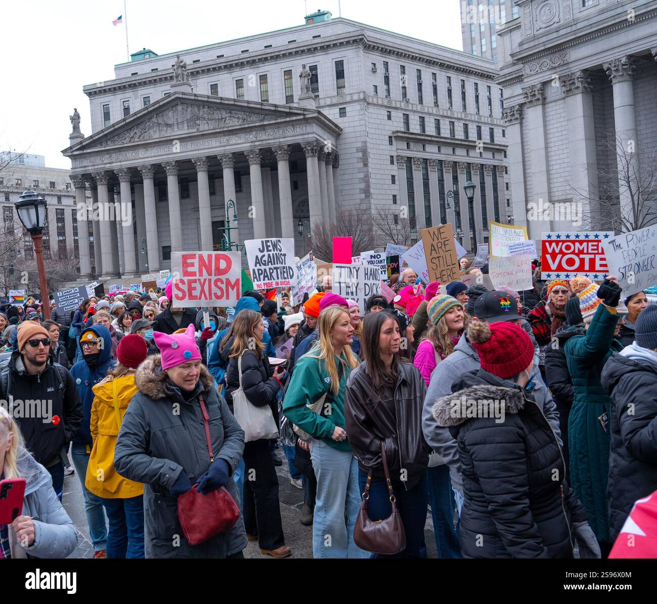 Solo 1.000 persone si sono riunite a Lower Manhattan come parte della marcia delle donne ribattezzata, ora chiamata "marcia del popolo" in segno di protesta per l'inaugurazione del presidente eletto Donald Trump - un grido lontano dai 200.000 che si sono accorsi a Midtown per lo storico raduno del 2017. A Foley Square, New York. I dimostranti si oppongono a molte delle nuove politiche del Presidente Trumps per l'America. Foto Stock