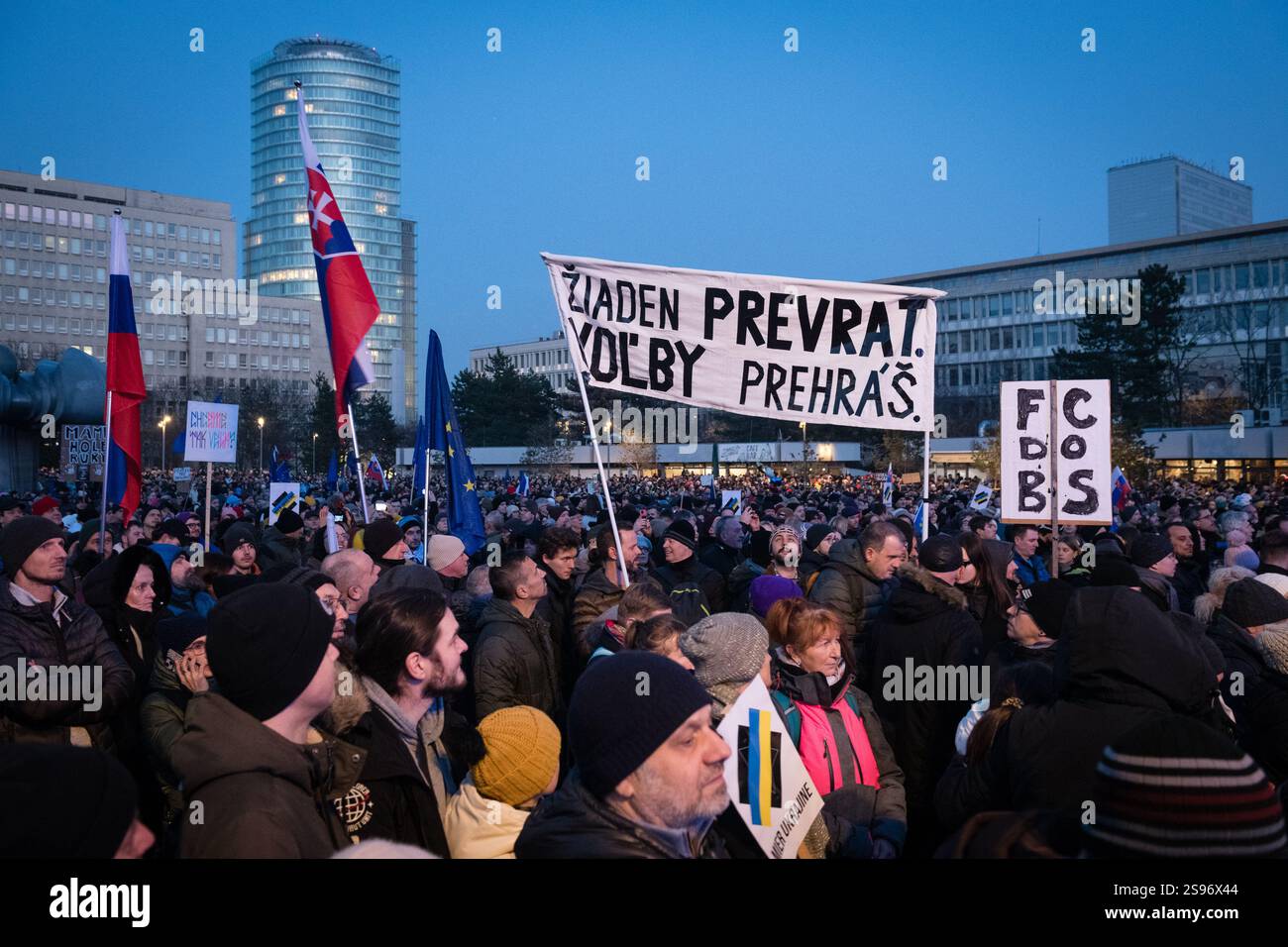 BRATISLAVA, SLOVACCHIA – 24 GENNAIO 2025: La Slovacchia è Europa! Protesta civile contro il governo di Robert Fico e contro la cooperazione con la Russia di Putin. F Foto Stock