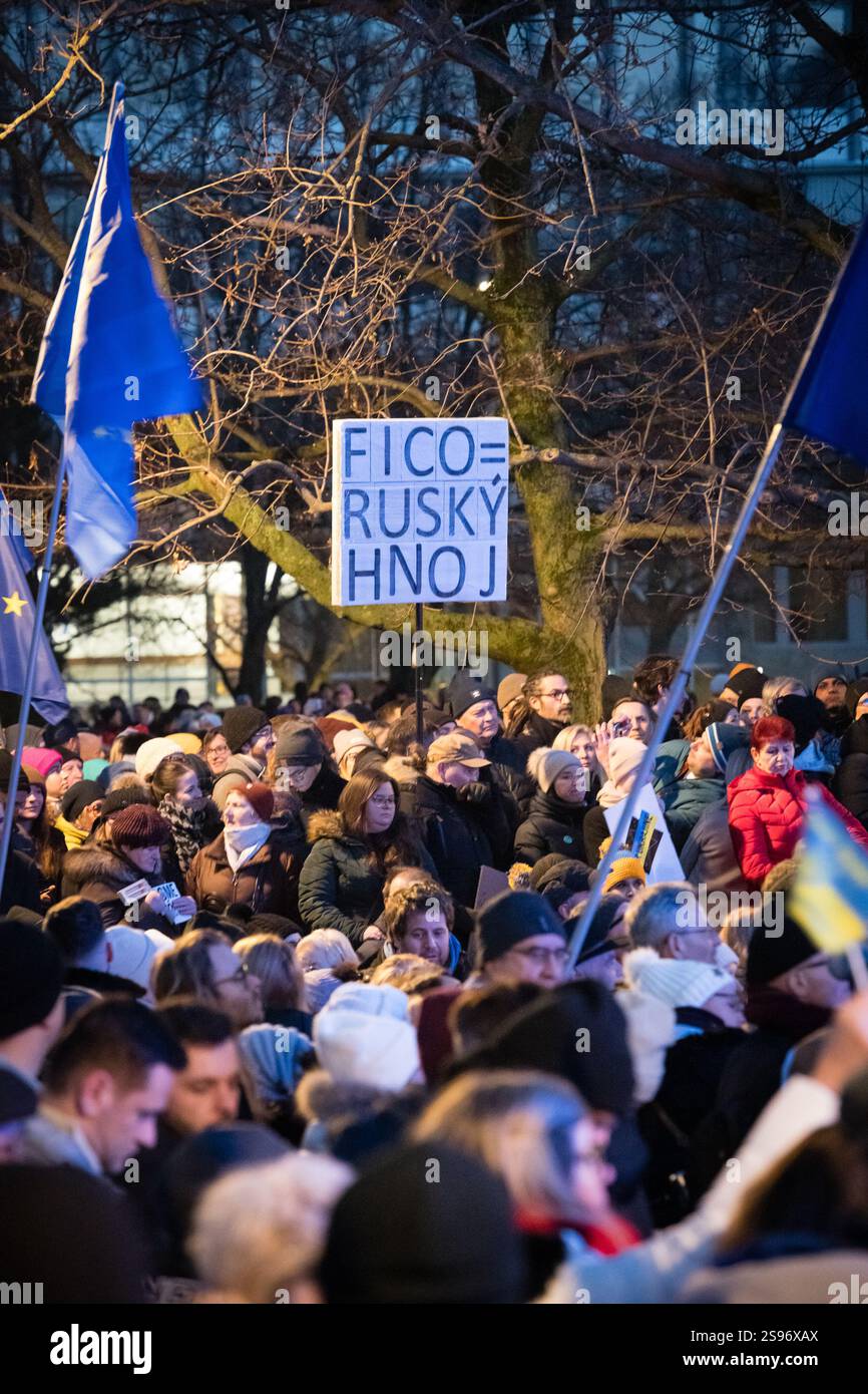 BRATISLAVA, SLOVACCHIA – 24 GENNAIO 2025: La Slovacchia è Europa! Protesta civile contro il governo di Robert Fico e contro la cooperazione con la Russia di Putin. F Foto Stock