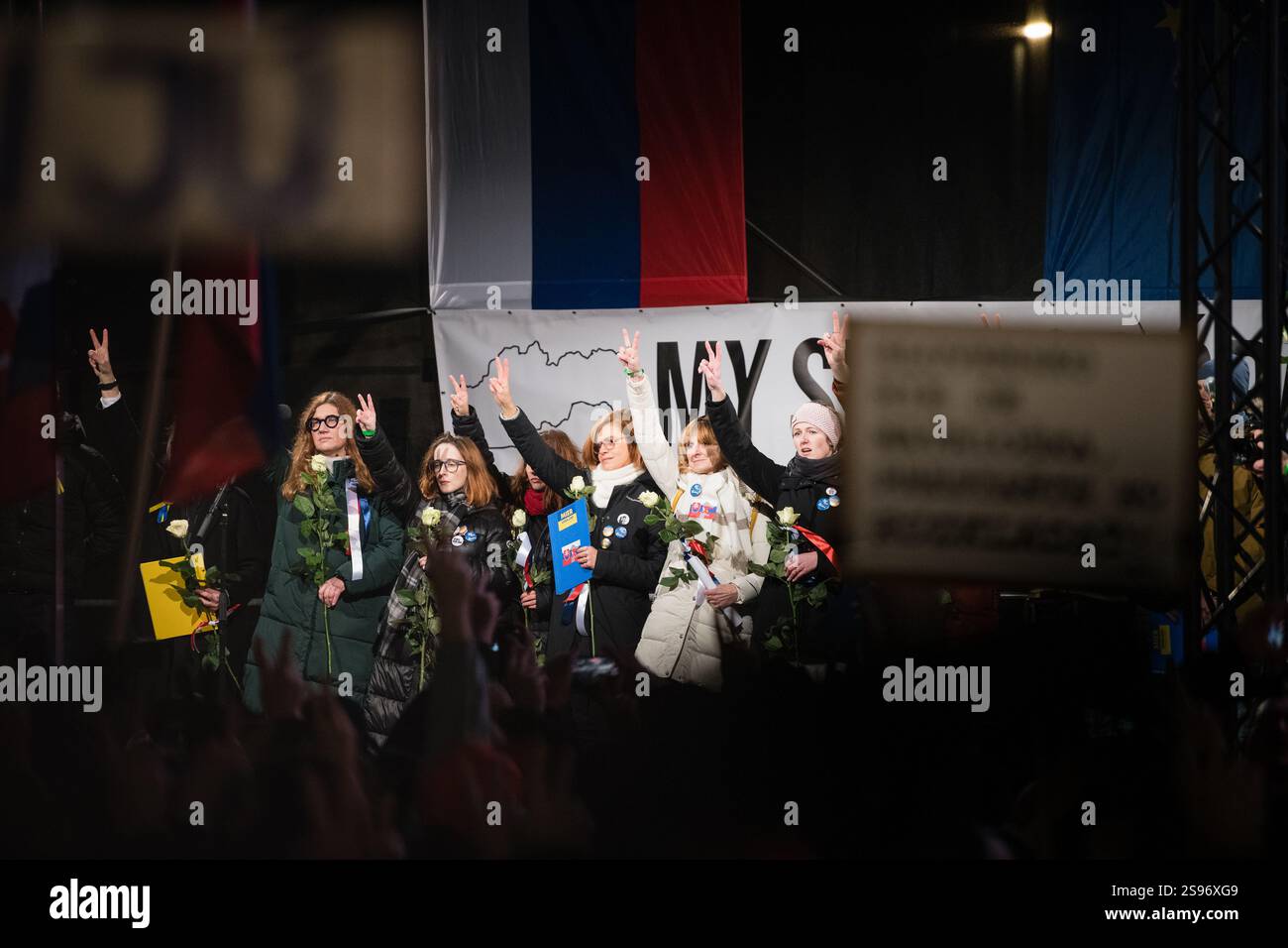 BRATISLAVA, SLOVACCHIA – 24 GENNAIO 2025: La Slovacchia è Europa! Protesta civile contro il governo di Robert Fico e contro la cooperazione con la Russia di Putin. F Foto Stock