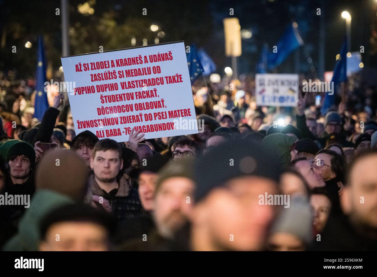 BRATISLAVA, SLOVACCHIA – 24 GENNAIO 2025: La Slovacchia è Europa! Protesta civile contro il governo di Robert Fico e contro la cooperazione con la Russia di Putin. F Foto Stock