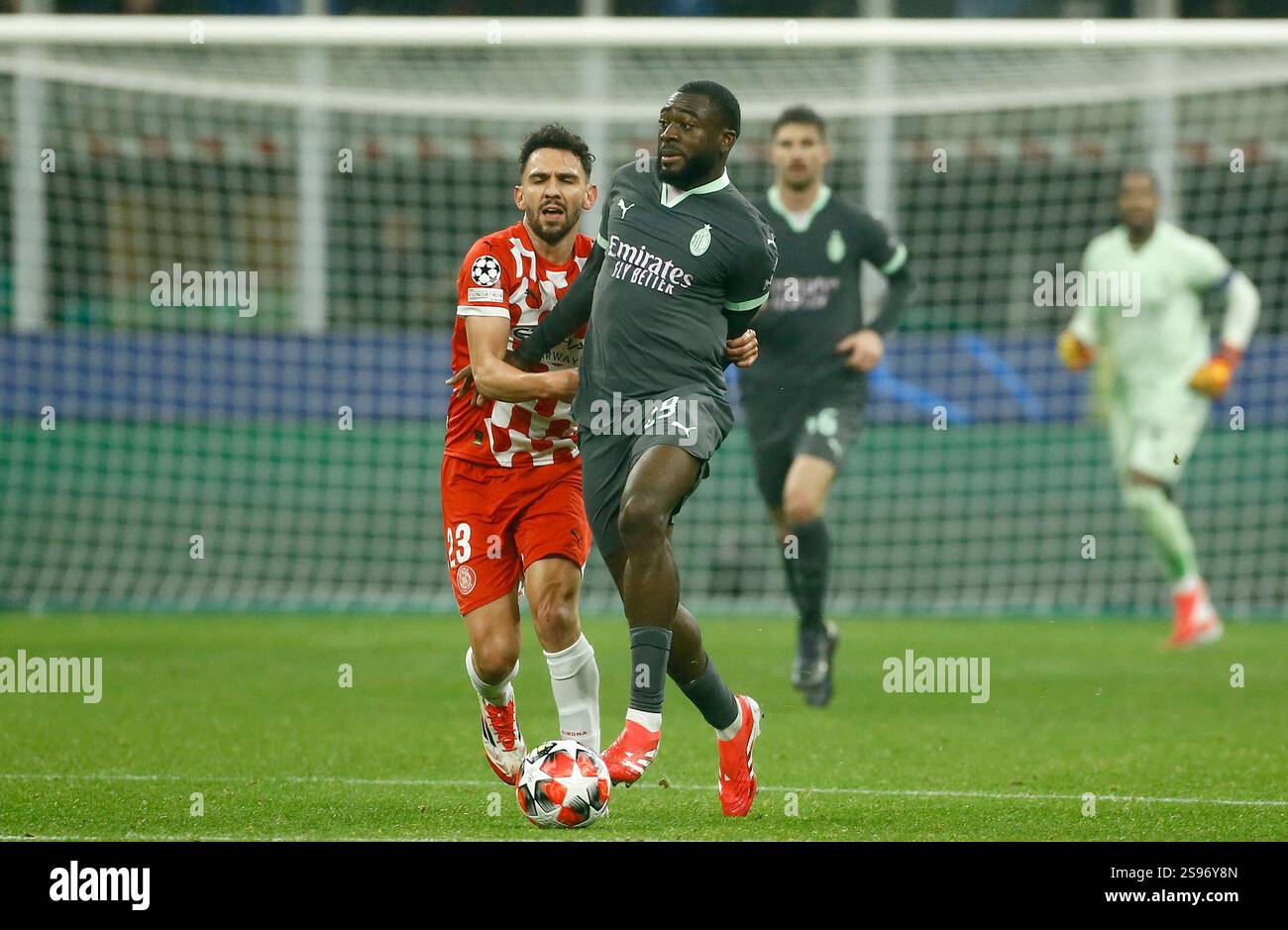 MILANO, ITALIA - 22 GENNAIO: Youssouf Fofana dell'AC Milan compete per il pallone con Ivan Martín del Girona FC, durante la fase MD7 di UEFA Champions League 2024/25 tra AC Milan e Girona FC allo Stadio San Siro il 22 gennaio 2025 a Milano. (Foto di MB Media) Foto Stock
