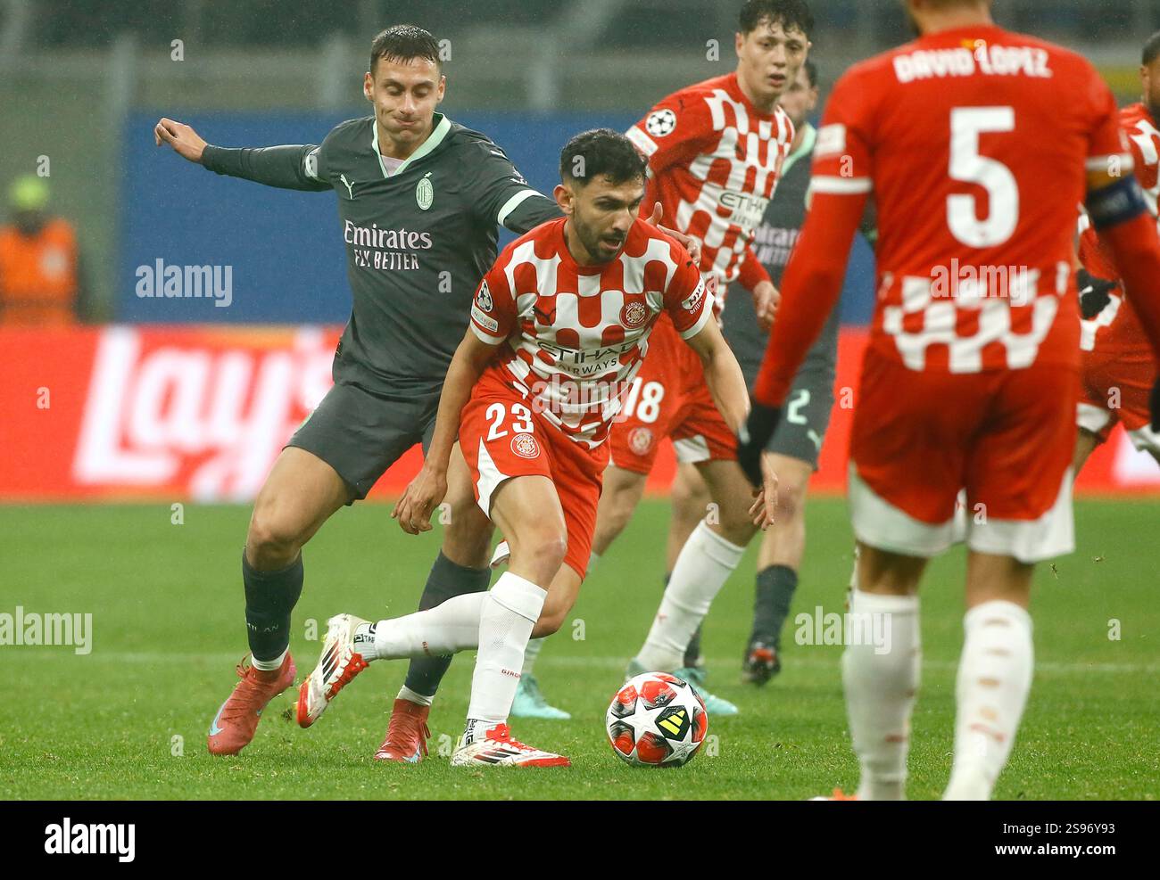 MILANO, ITALIA - 22 GENNAIO: Ivan Martín del Girona FC compete per il pallone con Filippo Terracciano del Milan, durante la fase MD7 di UEFA Champions League 2024/25 tra AC Milan e Girona FC allo Stadio San Siro il 22 gennaio 2025 a Milano. (Foto di MB Media) Foto Stock