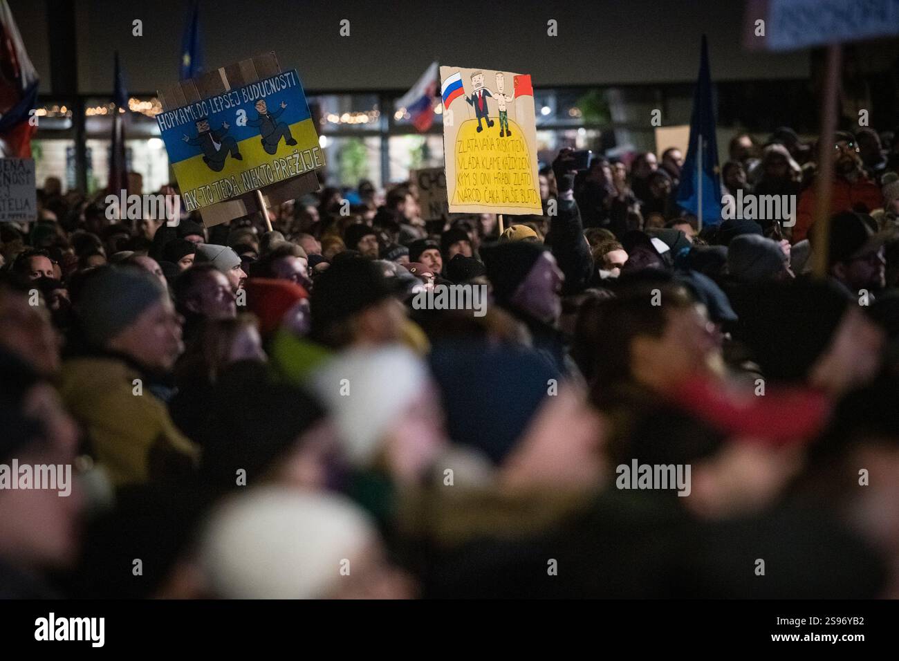 BRATISLAVA, SLOVACCHIA – 24 GENNAIO 2025: La Slovacchia è Europa! Protesta civile contro il governo di Robert Fico e contro la cooperazione con la Russia di Putin. F Foto Stock