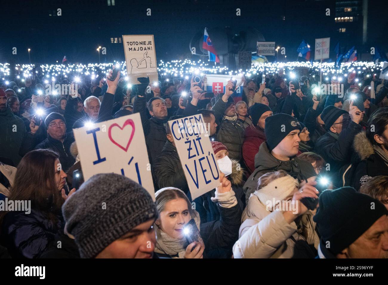 BRATISLAVA, SLOVACCHIA – 24 GENNAIO 2025: La Slovacchia è Europa! Protesta civile contro il governo di Robert Fico e contro la cooperazione con la Russia di Putin. F Foto Stock