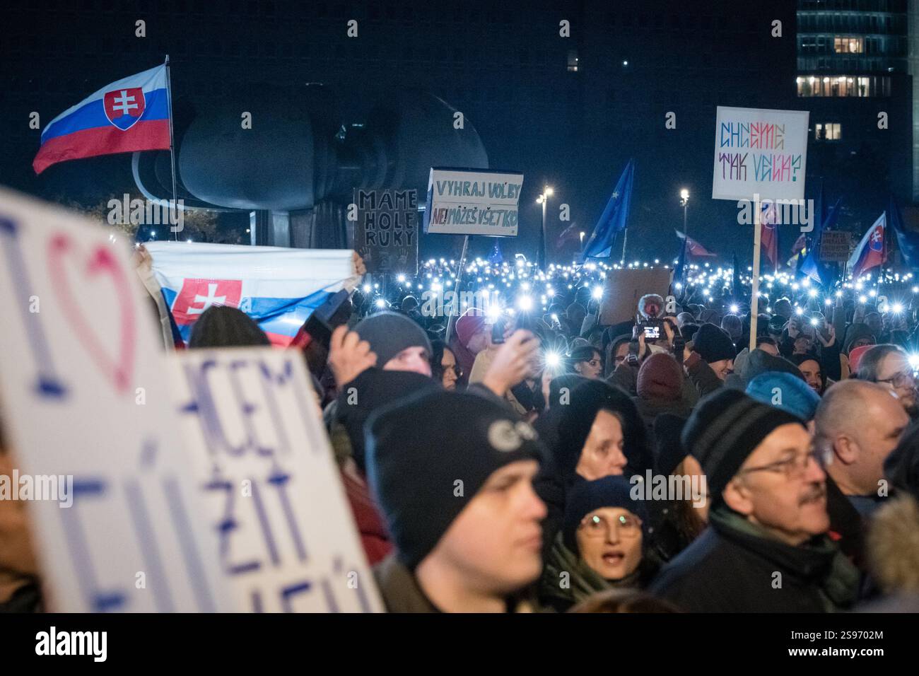 BRATISLAVA, SLOVACCHIA – 24 GENNAIO 2025: La Slovacchia è Europa! Protesta civile contro il governo di Robert Fico e contro la cooperazione con la Russia di Putin. F Foto Stock
