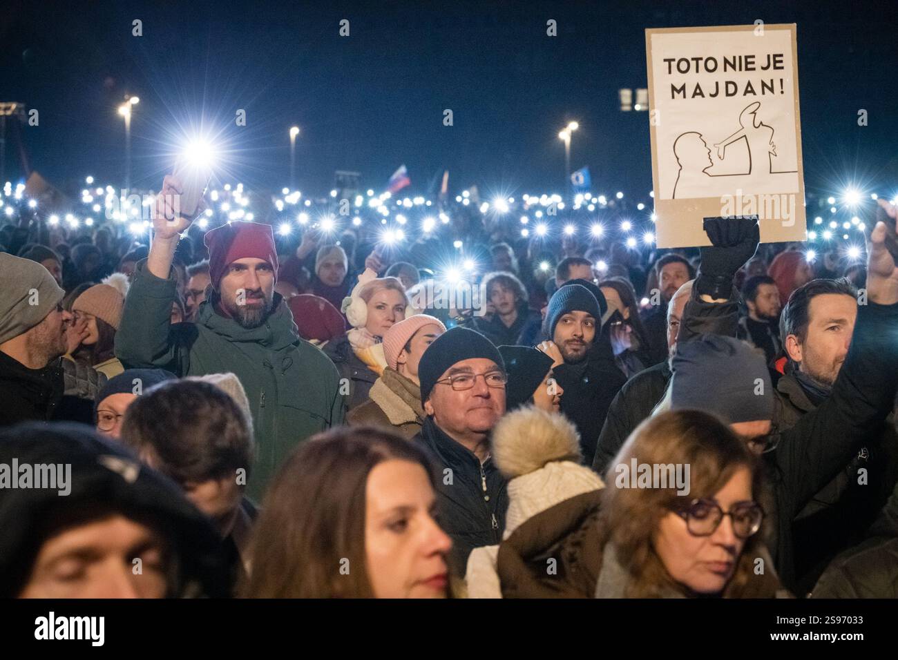 BRATISLAVA, SLOVACCHIA – 24 GENNAIO 2025: La Slovacchia è Europa! Protesta civile contro il governo di Robert Fico e contro la cooperazione con la Russia di Putin. F Foto Stock