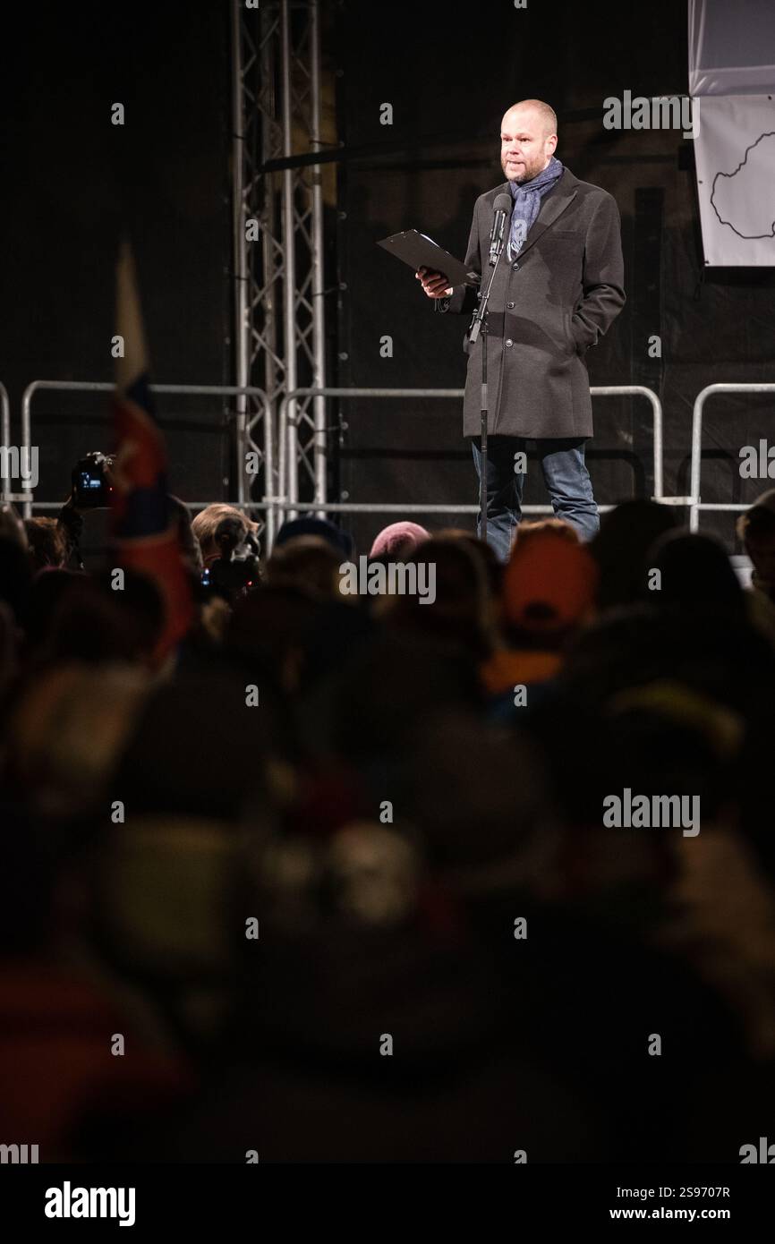 BRATISLAVA, SLOVACCHIA – 24 GENNAIO 2025: La Slovacchia è Europa! Protesta civile contro il governo di Robert Fico e contro la cooperazione con la Russia di Putin. F Foto Stock