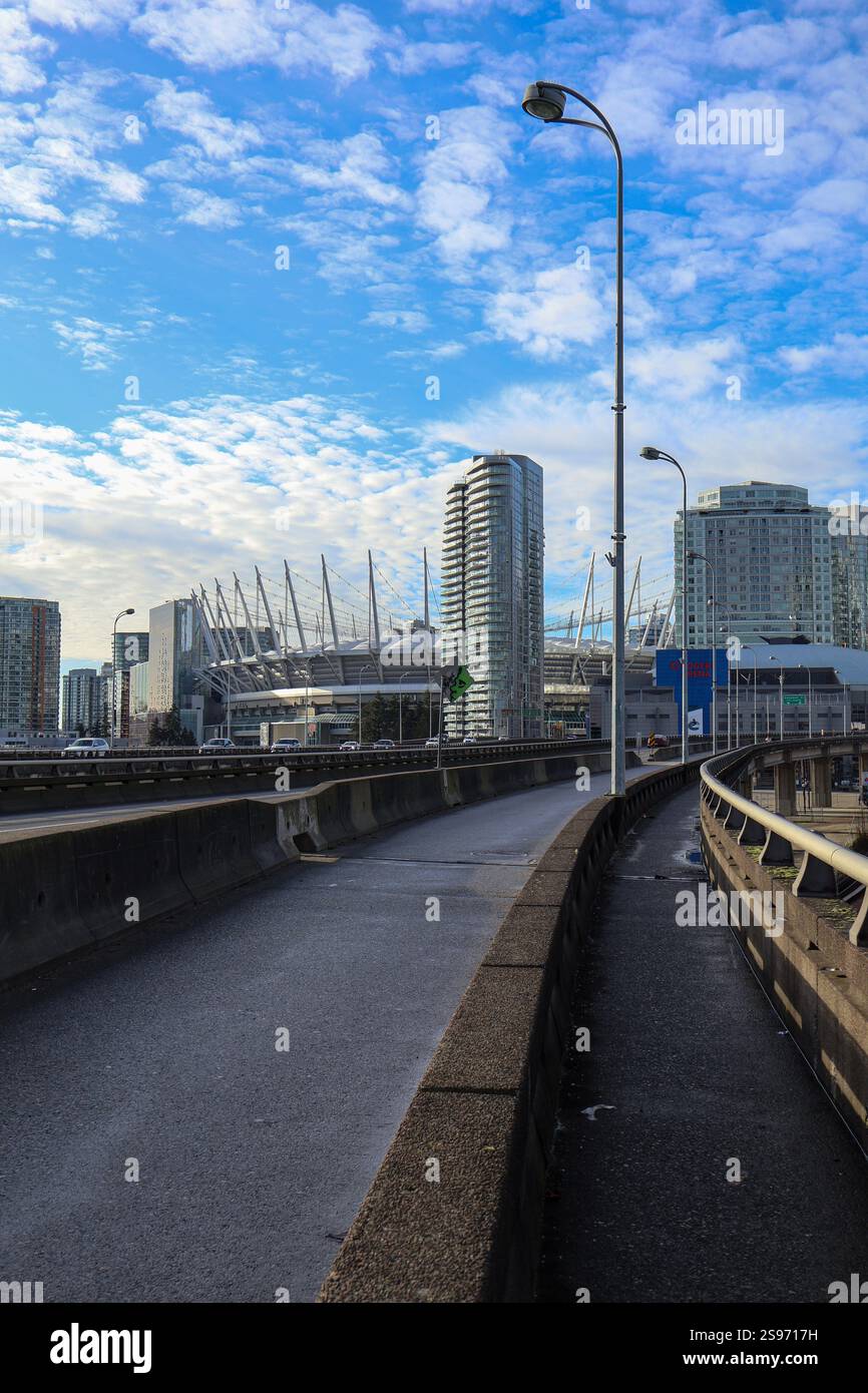 Georgia Viaduct con BC Place Stadium e Rogers Arena. Il viadotto porta i pendolari nel centro di Vancouver e si collega all'area di Strathcona. Foto Stock