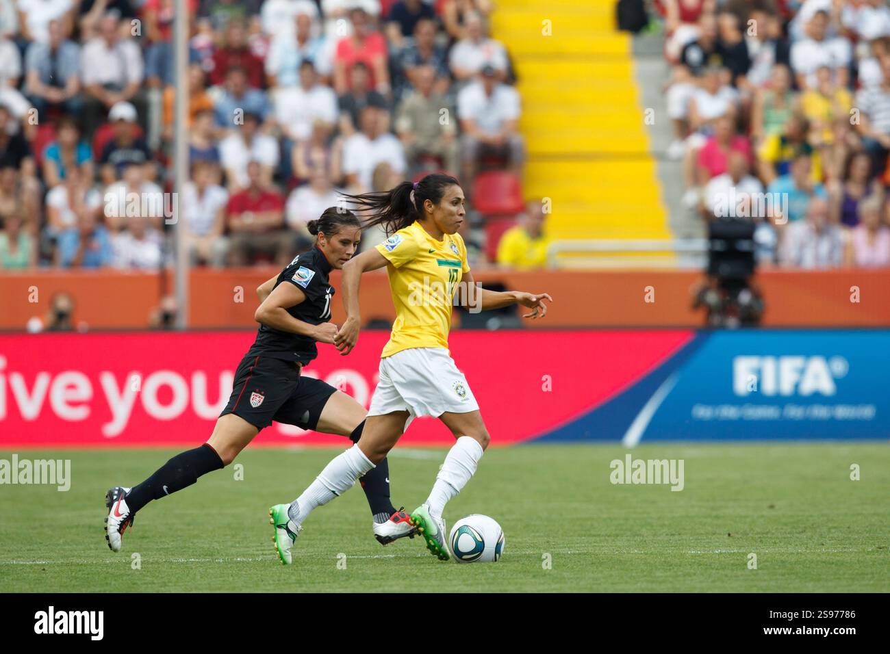 DRESDA, GERMANIA - 10 LUGLIO: Marta del Brasile (R) controlla la palla contro Alexandra Blaire Krieger degli Stati Uniti (L) durante una partita di calcio dei quarti di finale della Coppa del mondo femminile FIFA allo stadio Rudolf Harbig il 10 luglio 2011 a Dresda, Germania. Solo per uso editoriale. Uso commerciale vietato. (Fotografia di Jonathan Paul Larsen / Diadem Images) Foto Stock