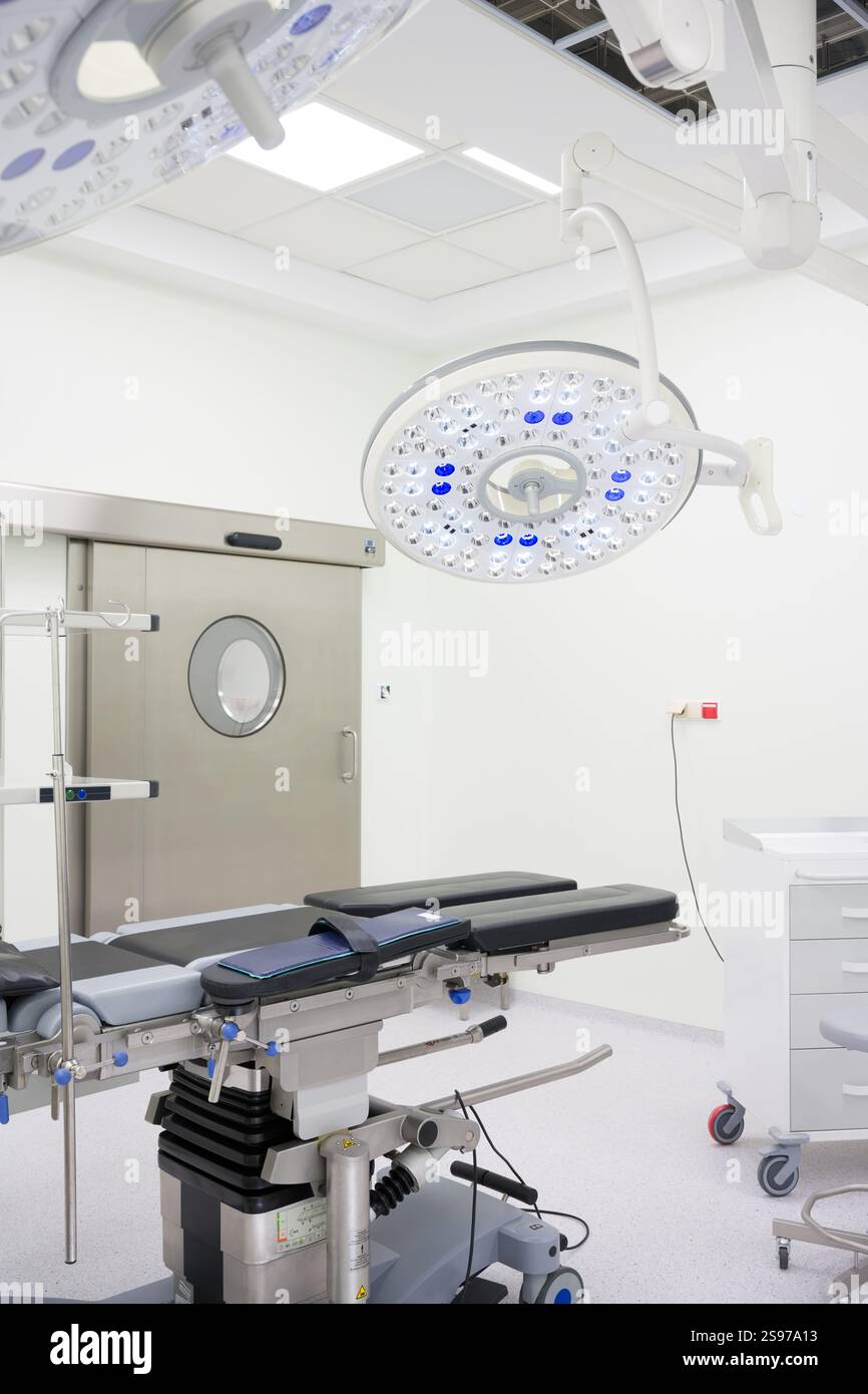 Nuovissima sala operatoria, sala operatoria. Attrezzature mediche complete in ospedale/clinica. Foto Stock