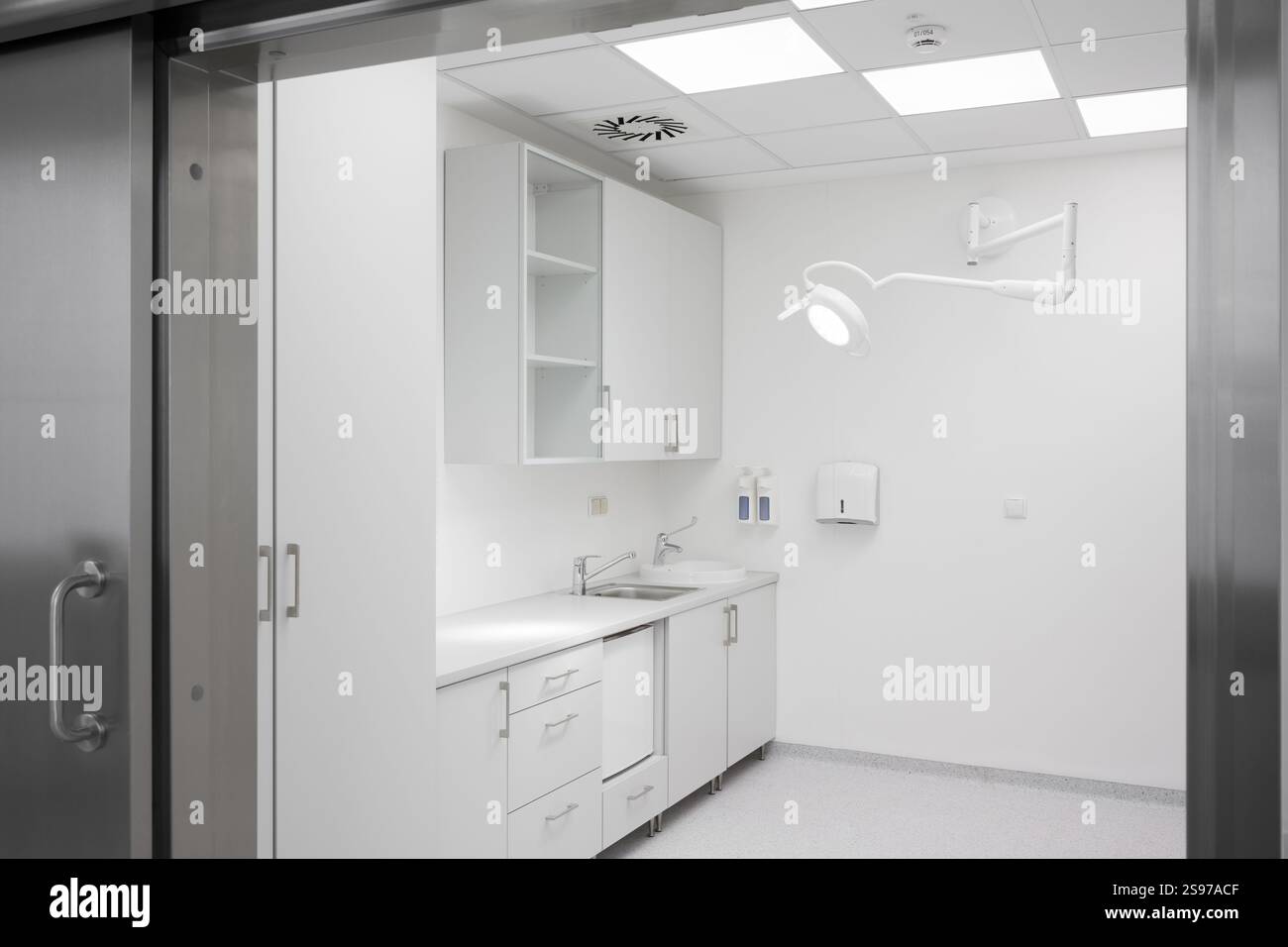 Sala moderna di esame medico con lavandino e gabinetto Foto Stock