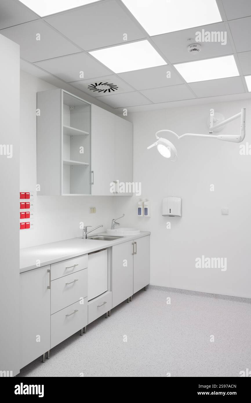 Sala moderna di esame medico con lavandino e gabinetto Foto Stock