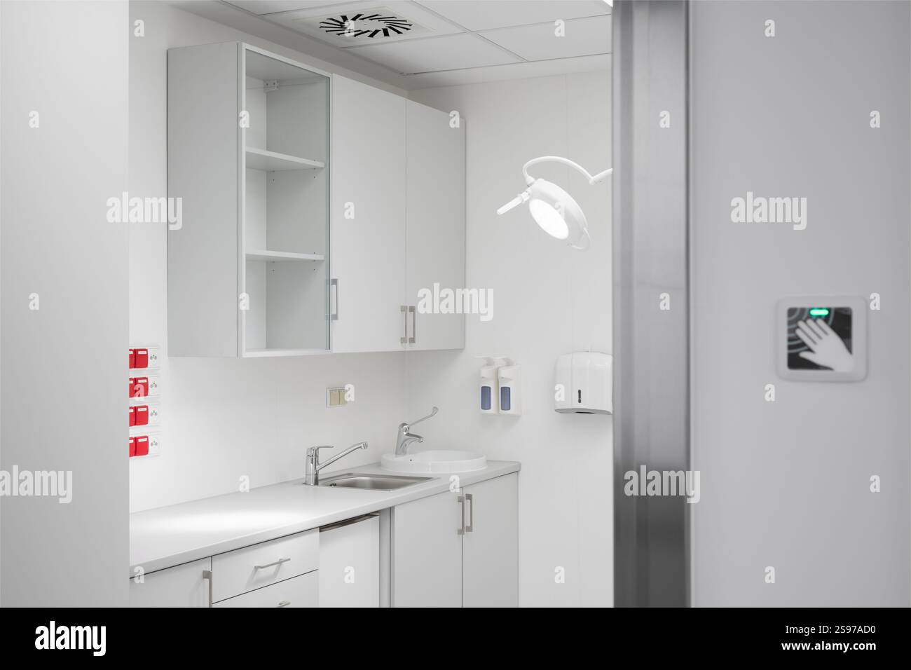 Sala moderna di esame medico con lavandino e gabinetto Foto Stock