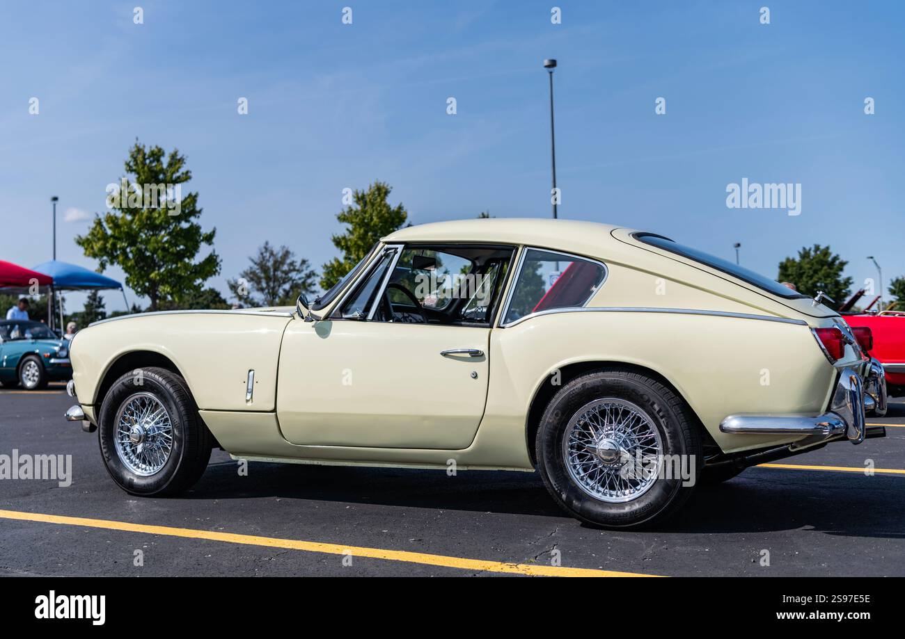 Chicago, Illinois, Stati Uniti - 8 settembre 2024: Trionmph gt6 auto retrò, vista angolo. Auto retrò. White retro Triumph gt6 . Trionfo gt6 a Chicago Foto Stock