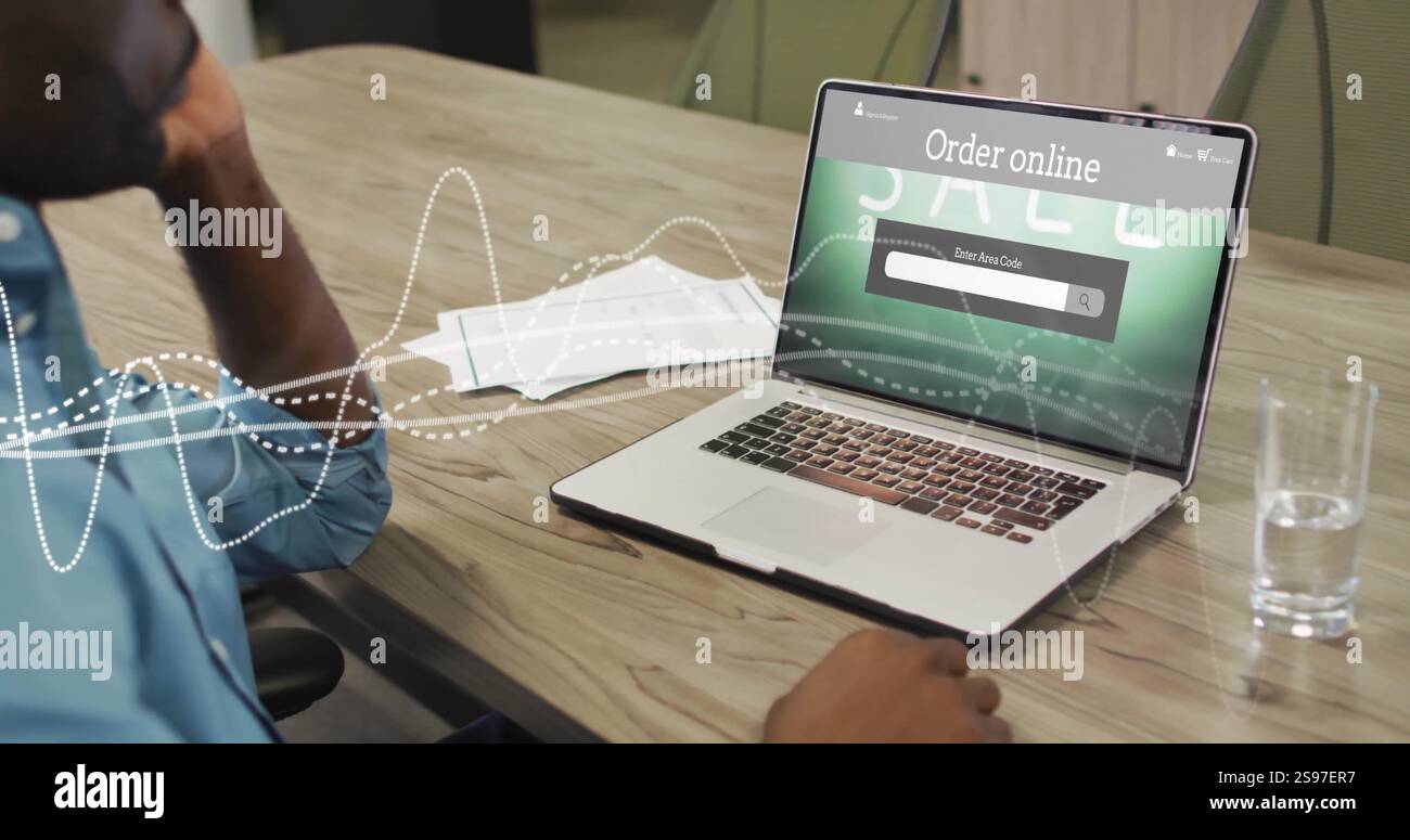 Ordinare un'immagine online su una persona che utilizza un computer portatile alla scrivania di legno Foto Stock