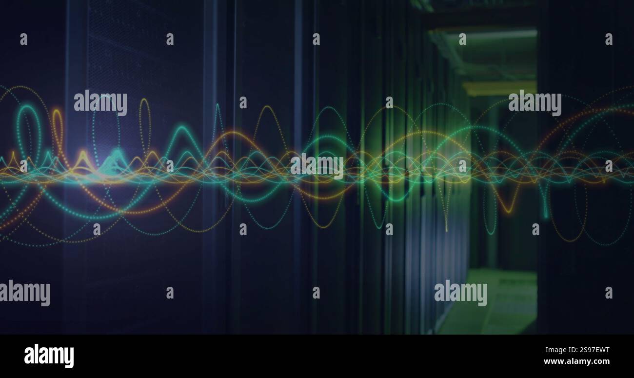 Le forme d'onda colorate vengono visualizzate sui rack server nel data center Foto Stock