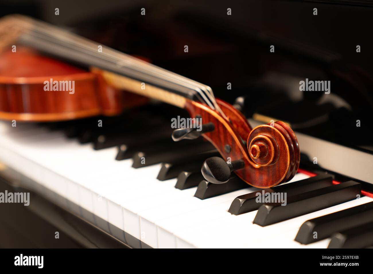 Violino sulla parte superiore della tastiera del pianoforte con spazio di copia per il concetto musicale o l'esecuzione di concerti d'orchestra. Foto Stock