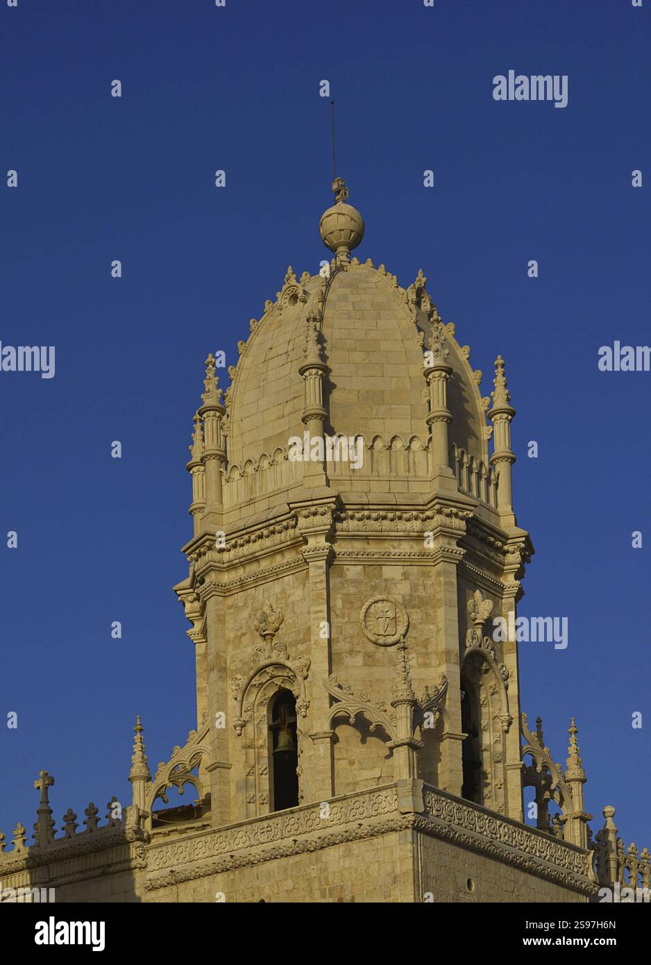 Portogallo. Lisbona. Monastero degli Ieronimiti. Re Manuele i commissionò la sua costruzione per commemorare il ritorno di Vasco da Gama dall'India. È stato progettato in stile manuelino da Juan del Castillo (1470-1552). Dettagli architettonici con la cupola della chiesa. xvi secolo. Autore: Joao de Castilho (1470-1552). Architetto castigliano. Foto Stock