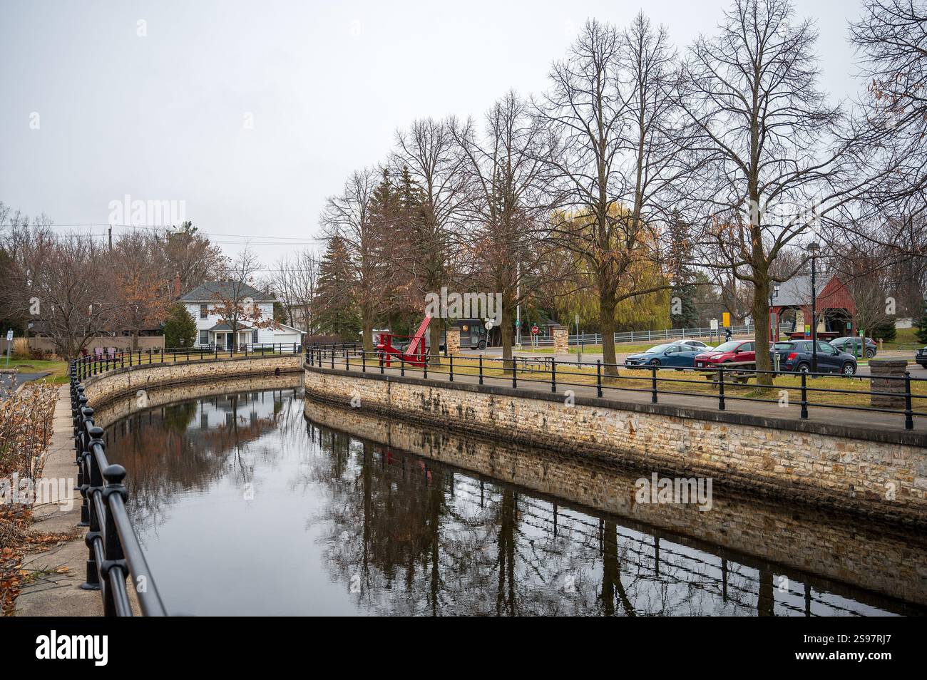 Canale del fiume Tay con pareti in pietra, riflessi e senza barche Foto Stock
