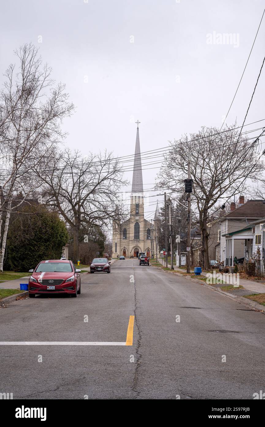 Immagine verticale della scena residenziale di strada con la chiesa alla fine Foto Stock